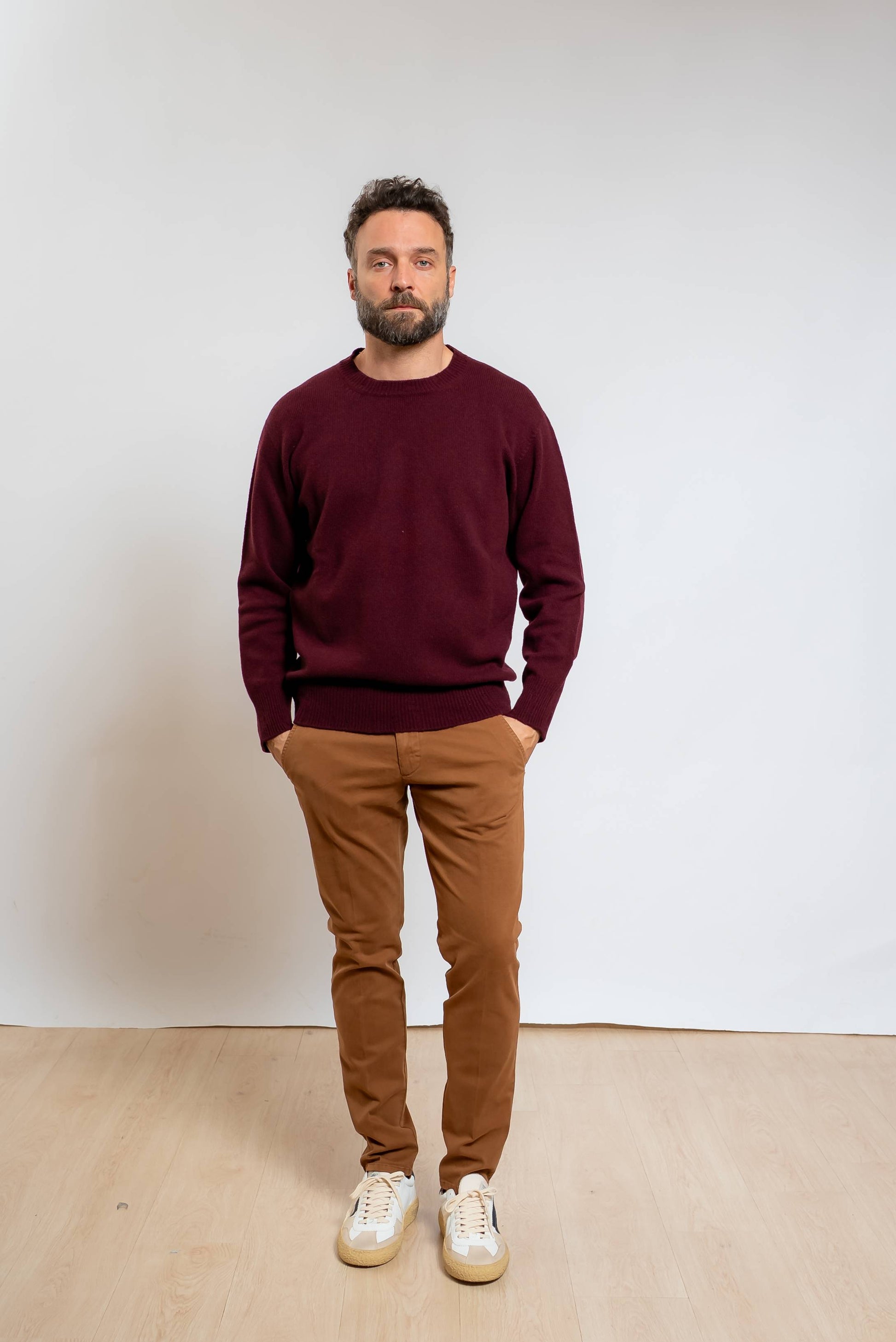roy roger's uomo pantaloni new rolf marroni modello chino abbinati ad un maglione bordeaux