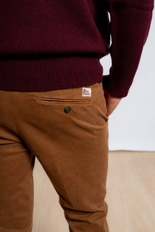 dettaglio dell'etichetta con logo roy roger's e della tasca posteriore sui pantaloni new rolf marroni modello chino da uomo