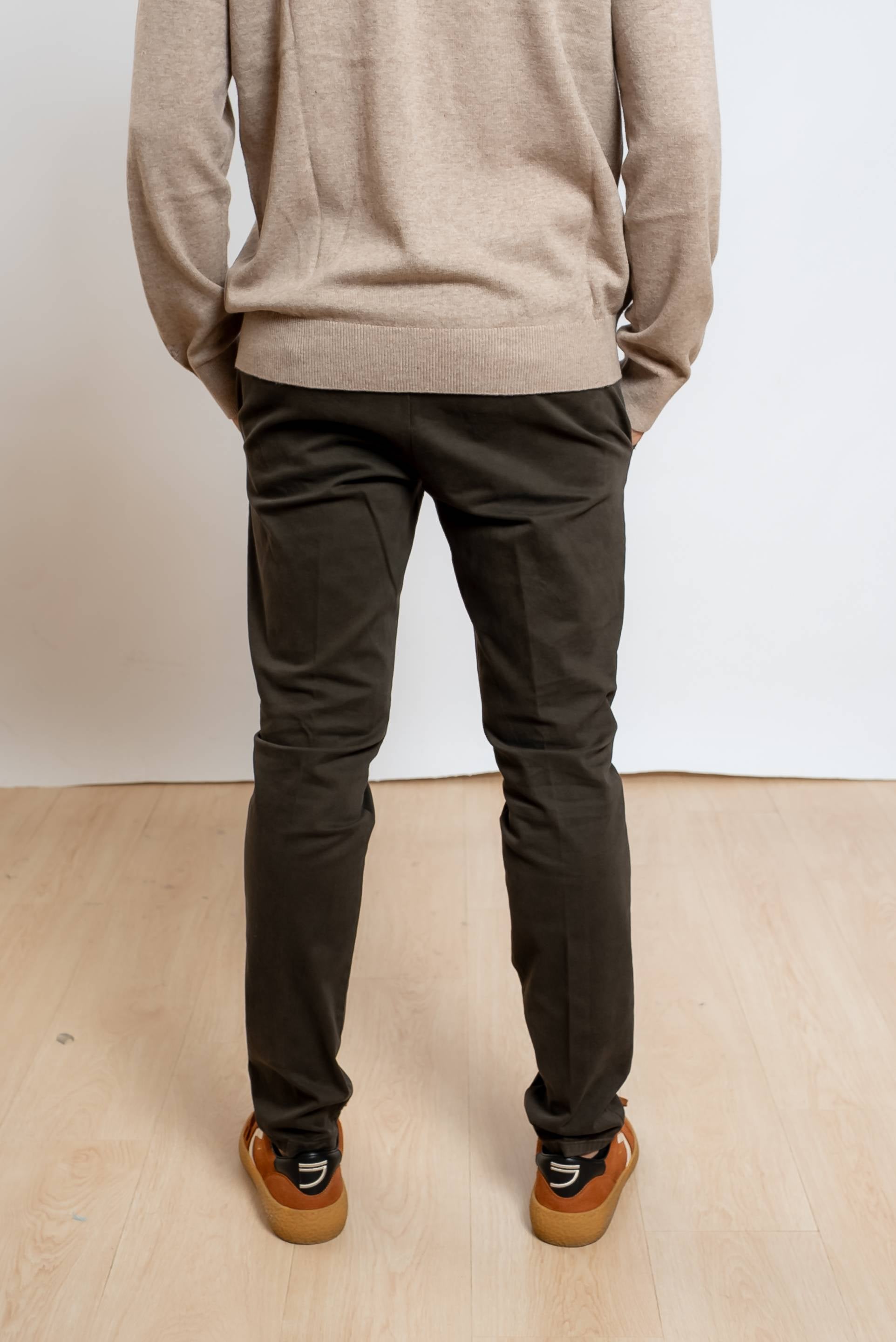 roy roger's pantalone marrone scuro new rolf in gabardina modello chino, vista posteriore