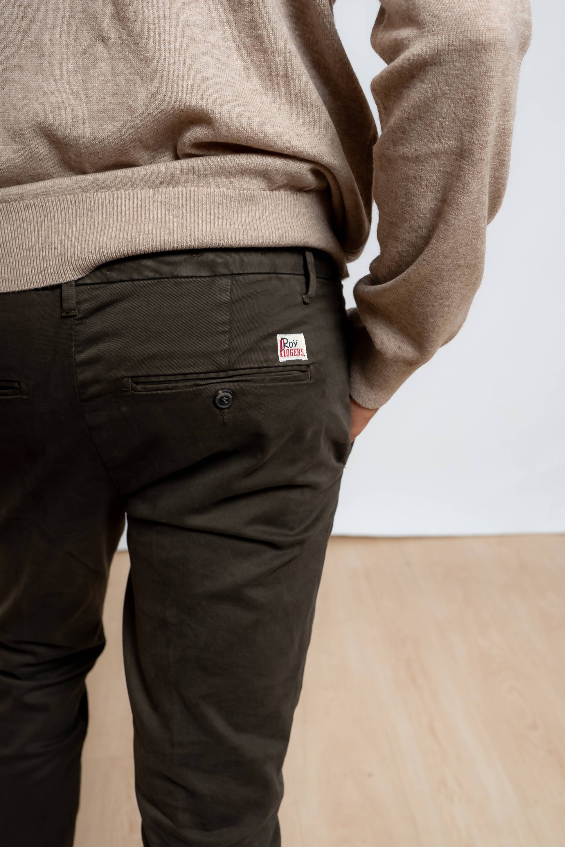 dettaglio della tasca posteriore ed etichetta con logo roy roger's sui pantaloni marrone scuro new rolf 