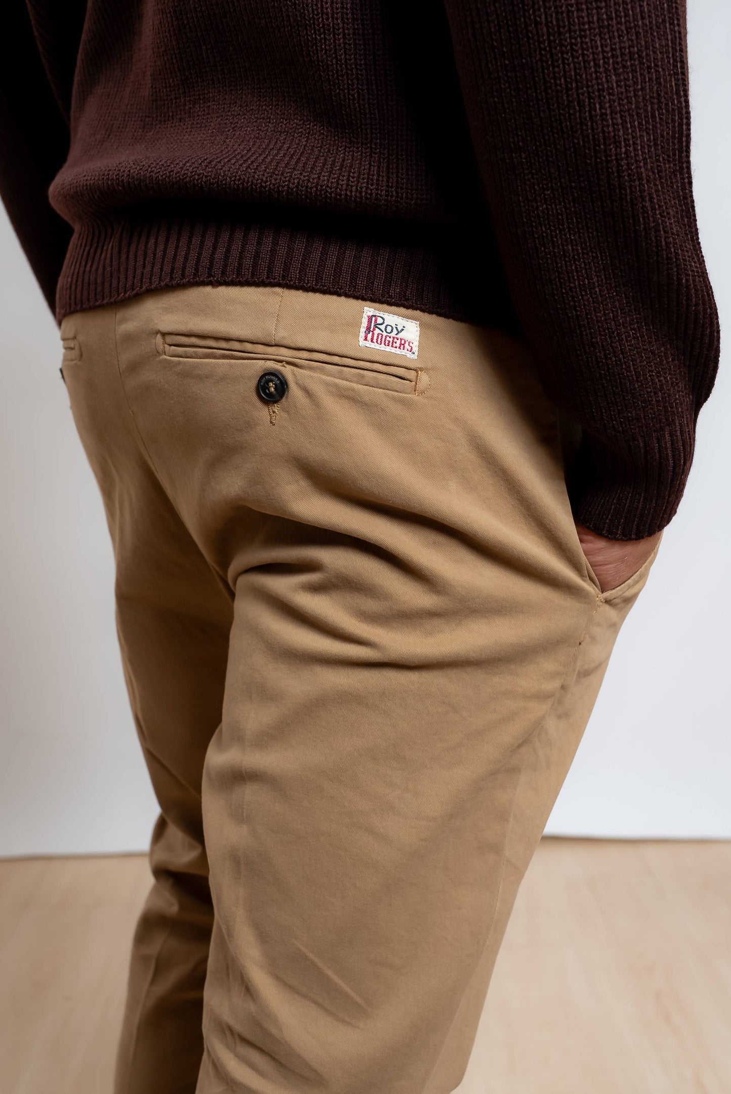 dettaglio della tasca posteriore e dell'etichetta con logo roy roger's sui pantaloni new rolf modello chino beige scuro in gabardina