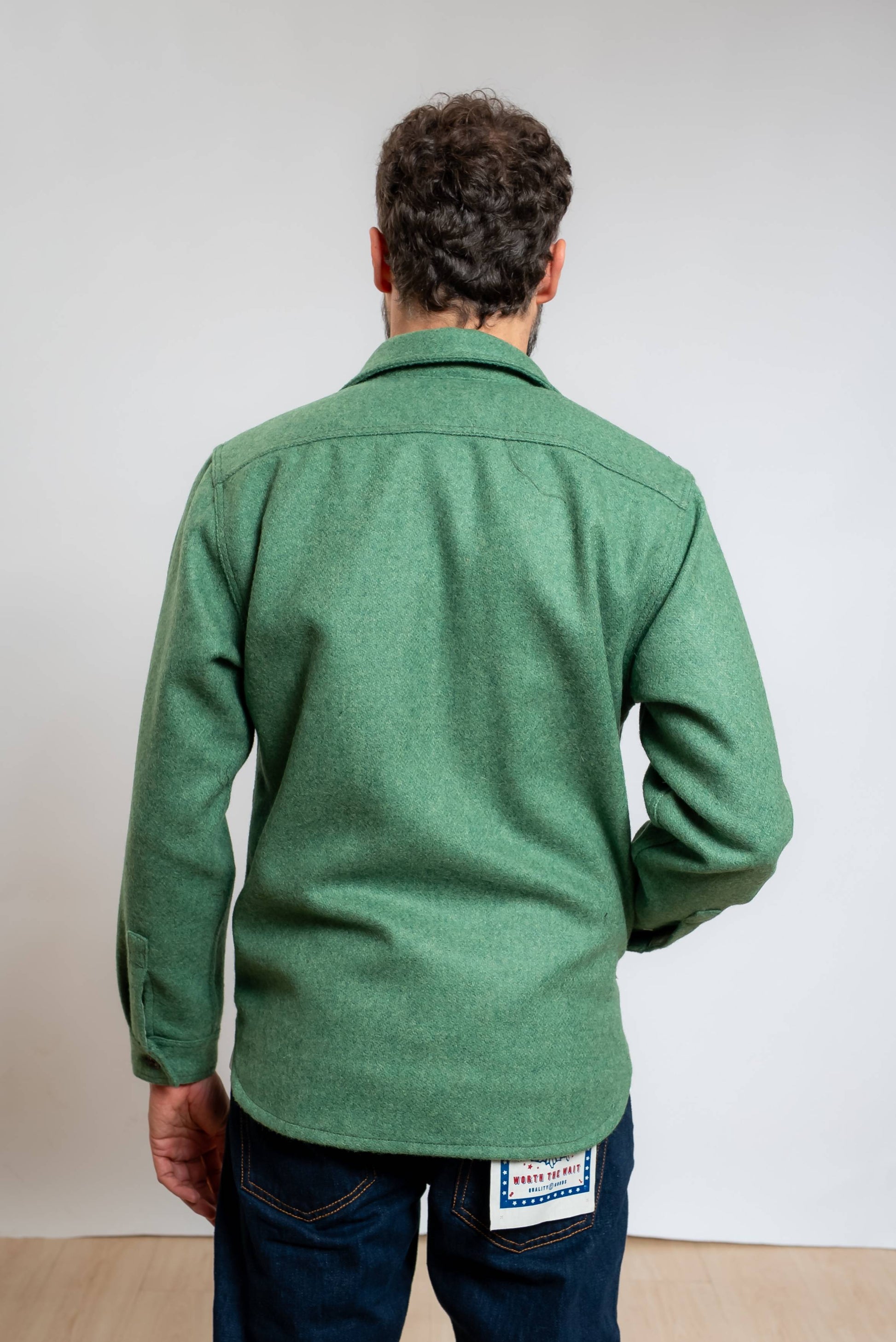 chesapeake's camicia overshirt in pura lana verde, vista posteriore