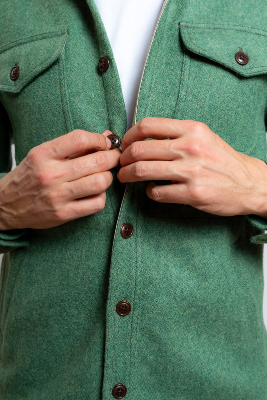 chesapeake's camicia overshirt in pura lana verde, dettaglio della chiusura con bottoni