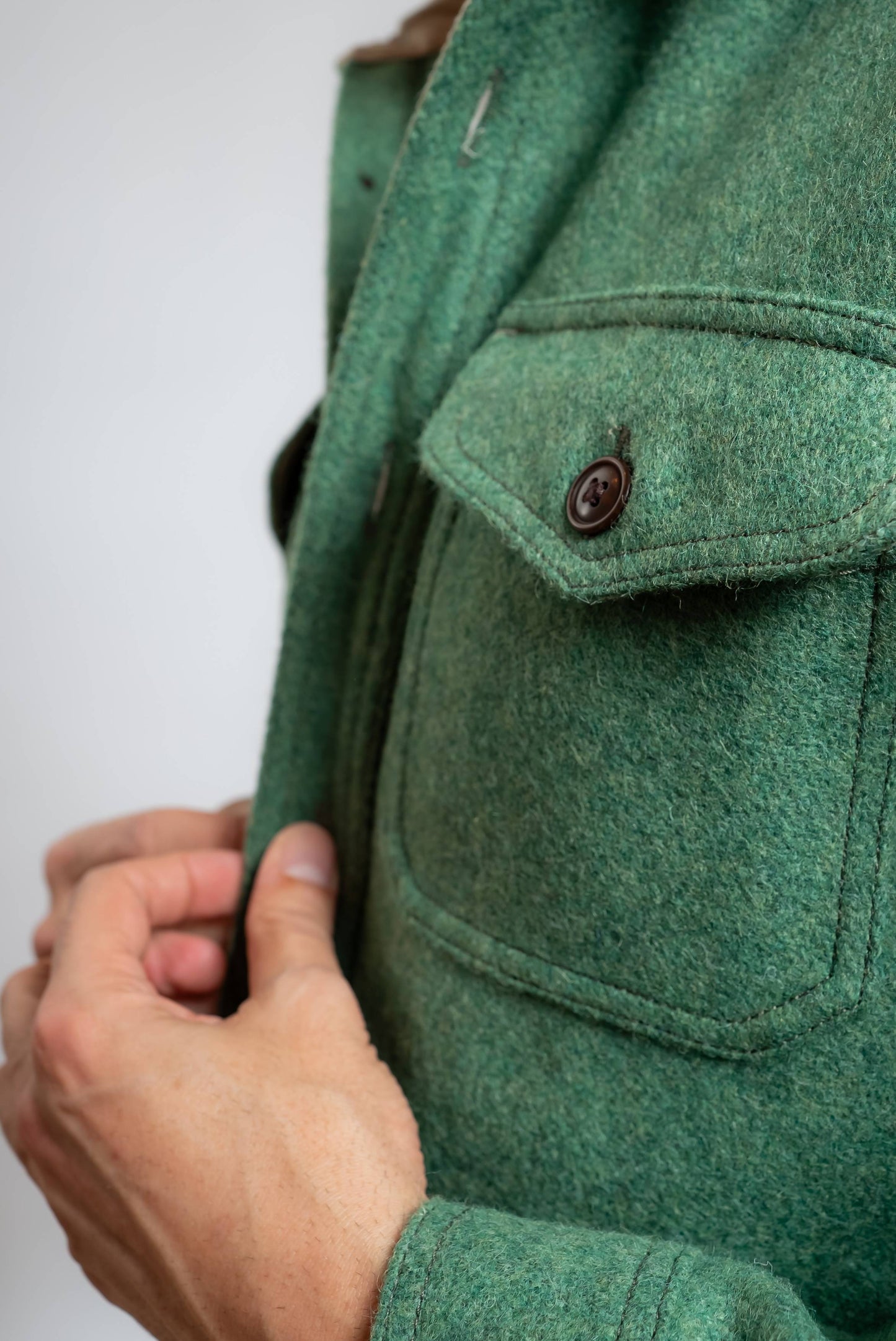 chesapeake's camicia overshirt in pura lana verde, dettaglio del taschino applicato sul petto