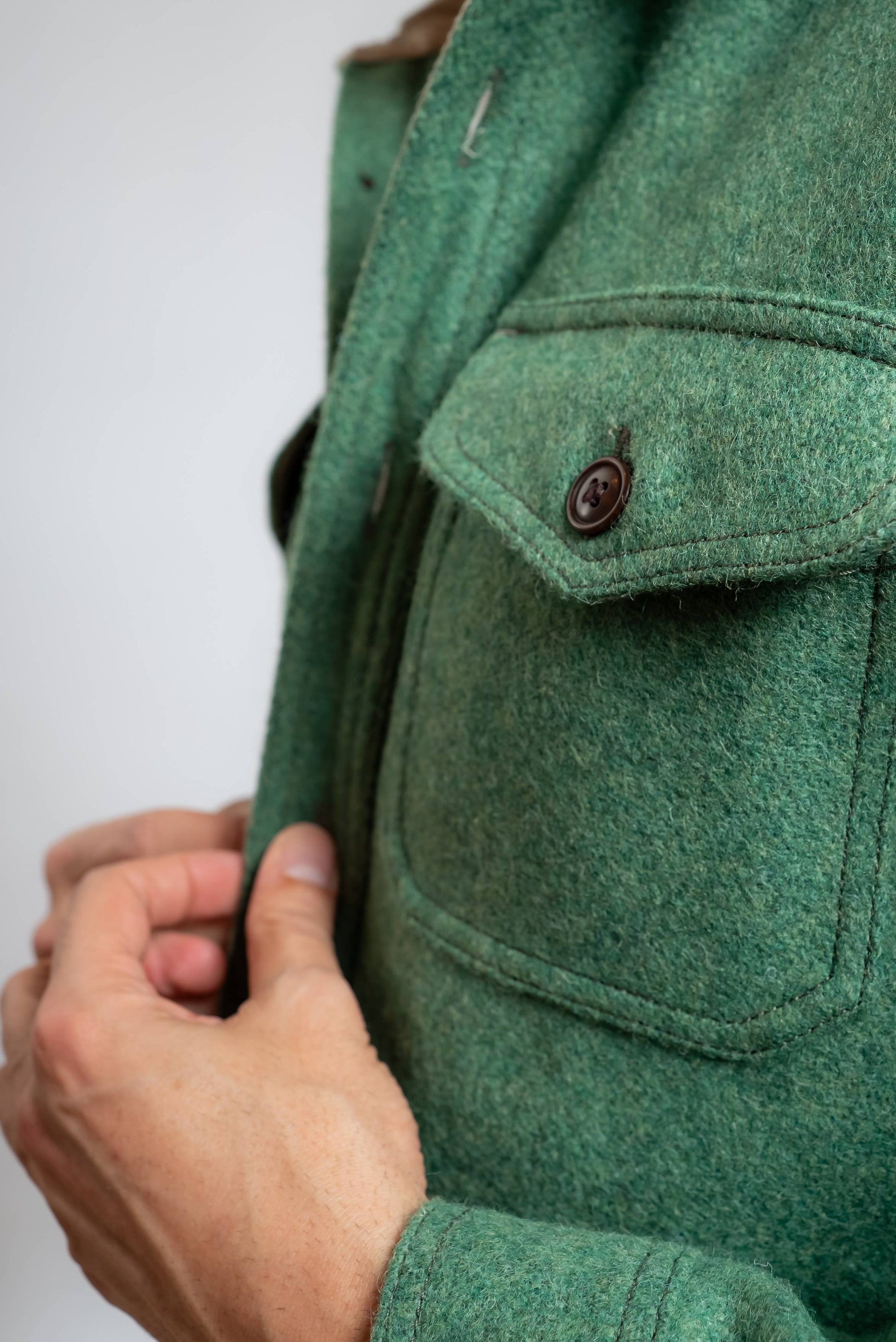 chesapeake's camicia overshirt in pura lana verde, dettaglio del taschino applicato sul petto