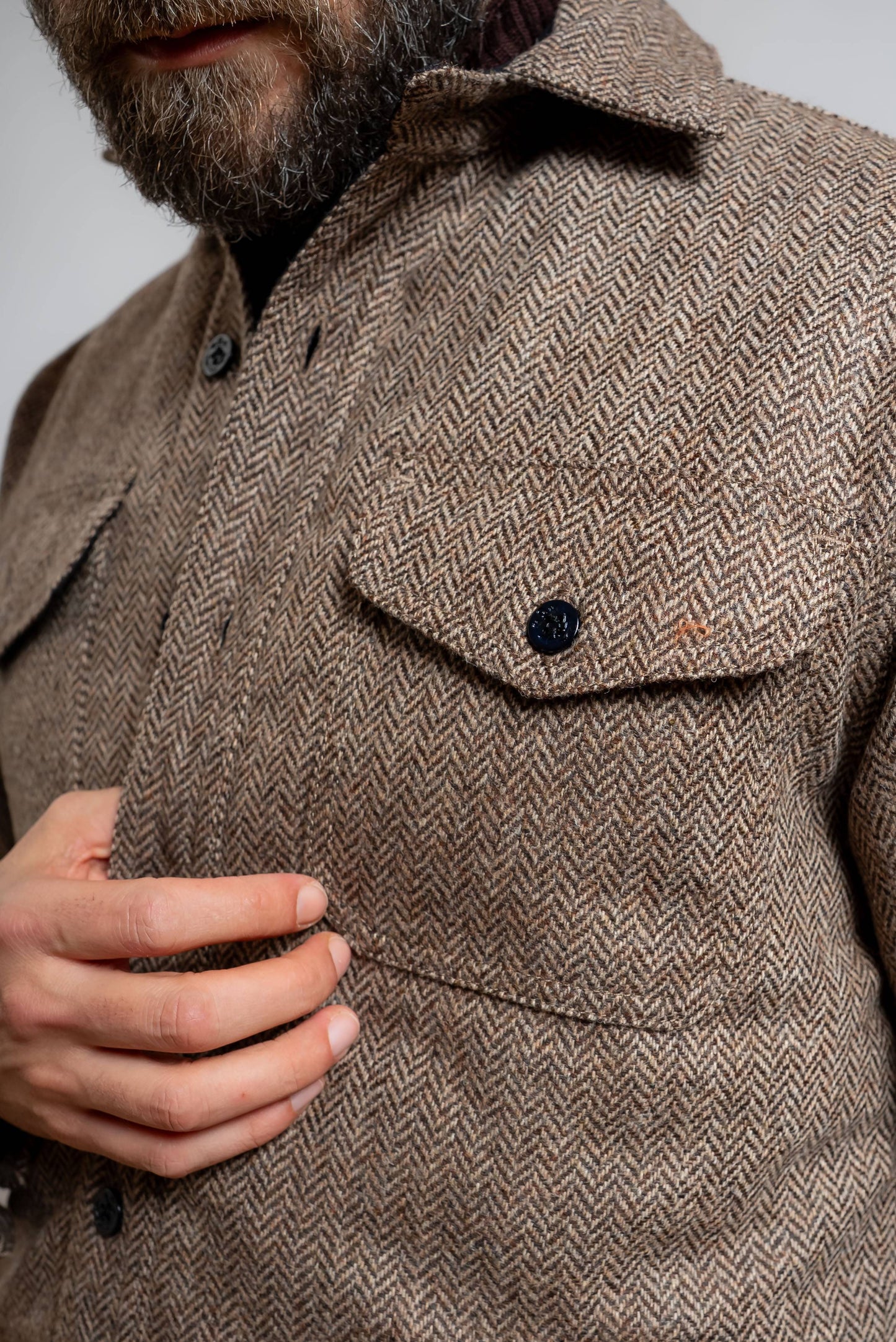 dettaglio del taschino sulla camicia overshirt in pura lana a fantasia pied de poule marrone di chesapeake's