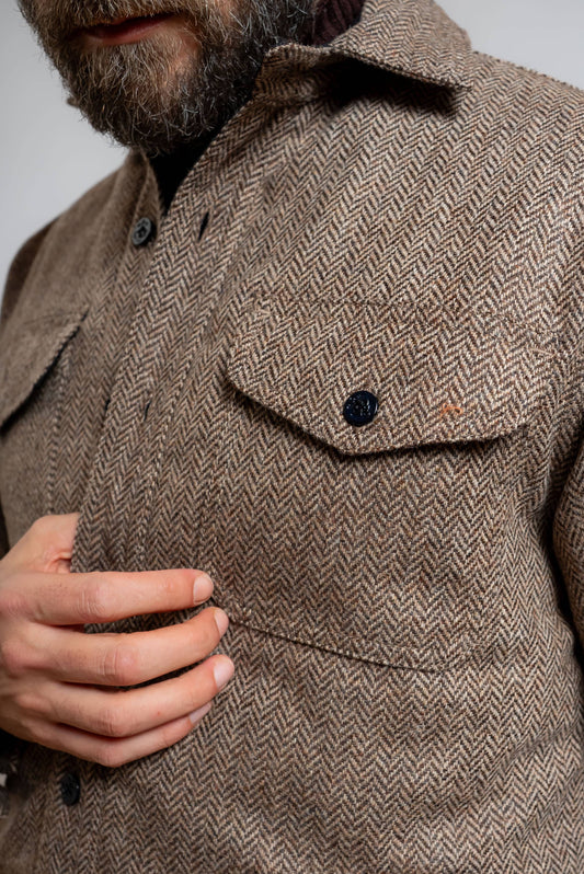 dettaglio del taschino sulla camicia overshirt in pura lana a fantasia pied de poule marrone di chesapeake's