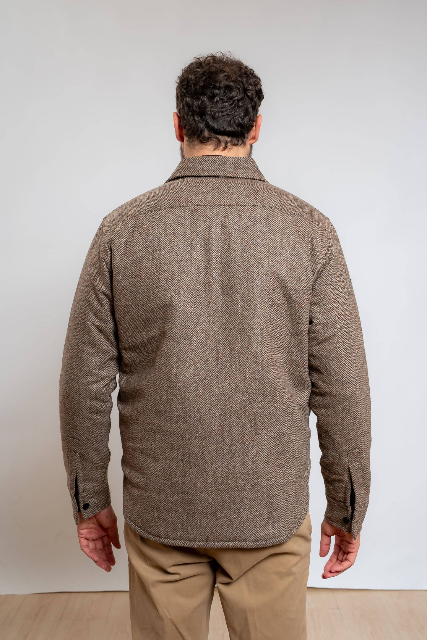 chesapeake's camicia overshirt in pura lana a fantasia pied de poule marrone, vista posteriore