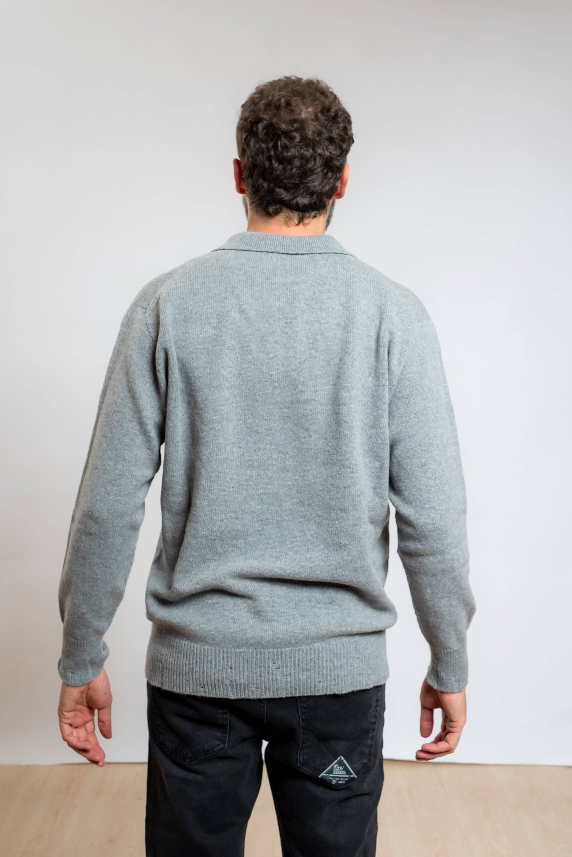 amaranto polo da uomo a maniche lunghe realizzata in lana e cashmere grigio, vista posteriore