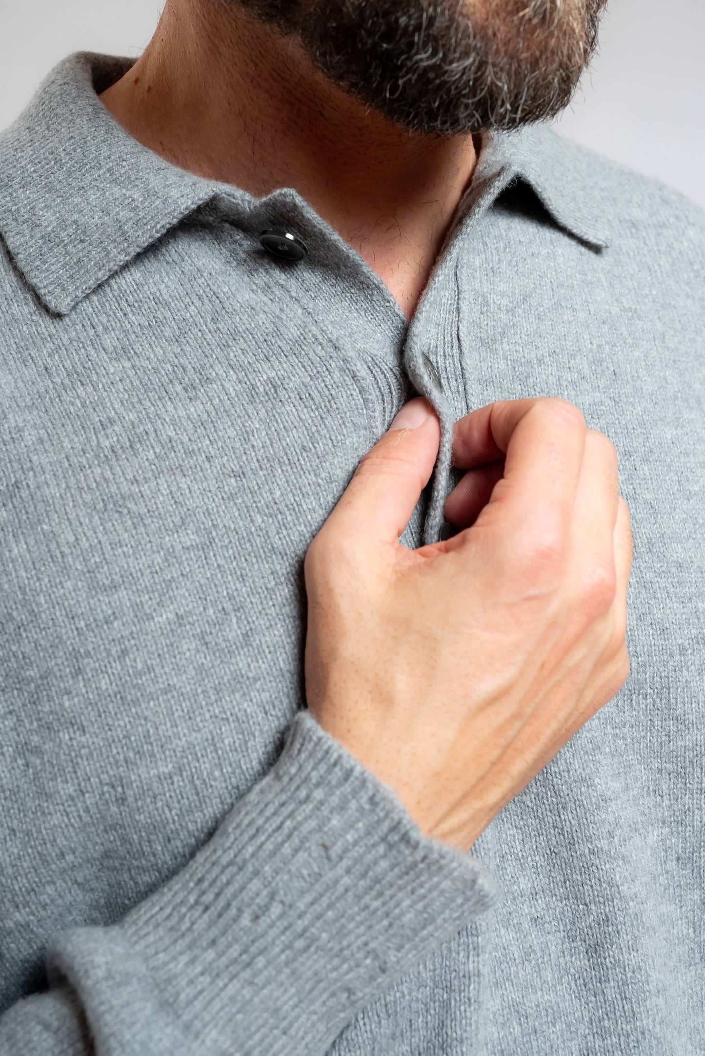 dettaglio del colletto sulla polo di amaranto a maniche lunghe realizzata in lana e cashmere grigio 