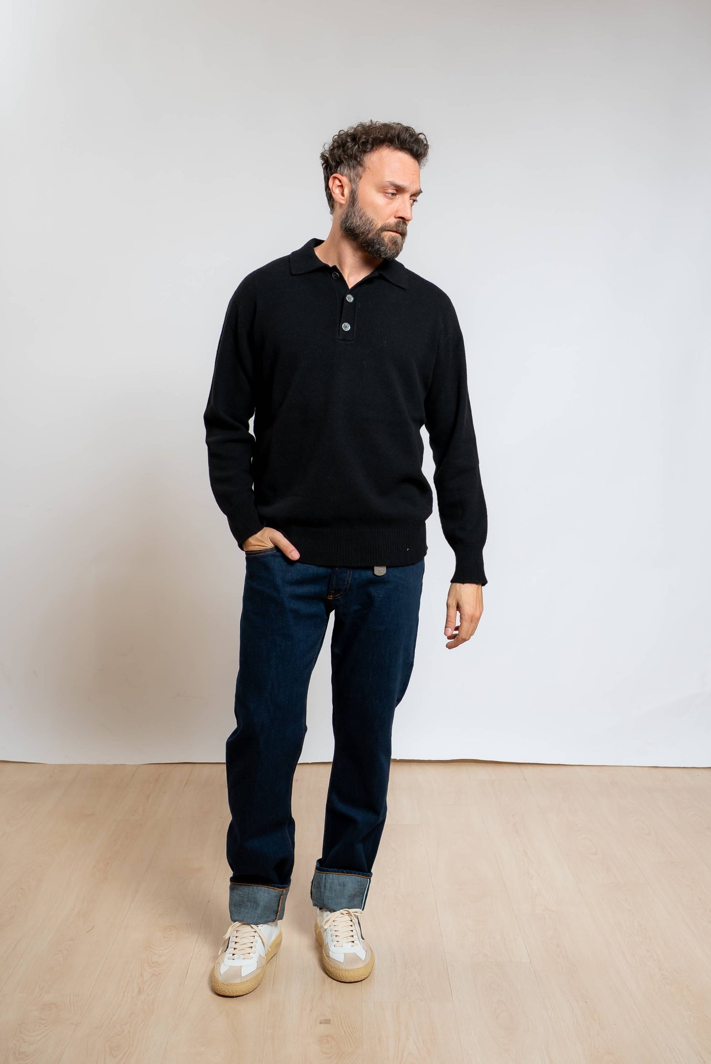 Polo Nera a Maniche Lunghe con Rotture