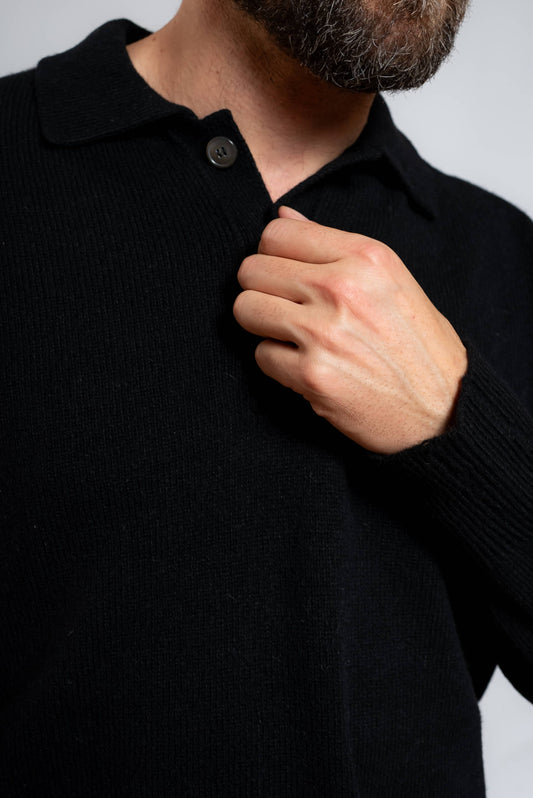 dettaglio del colletto sulla polo nera a maniche lunghe in lana di amaranto