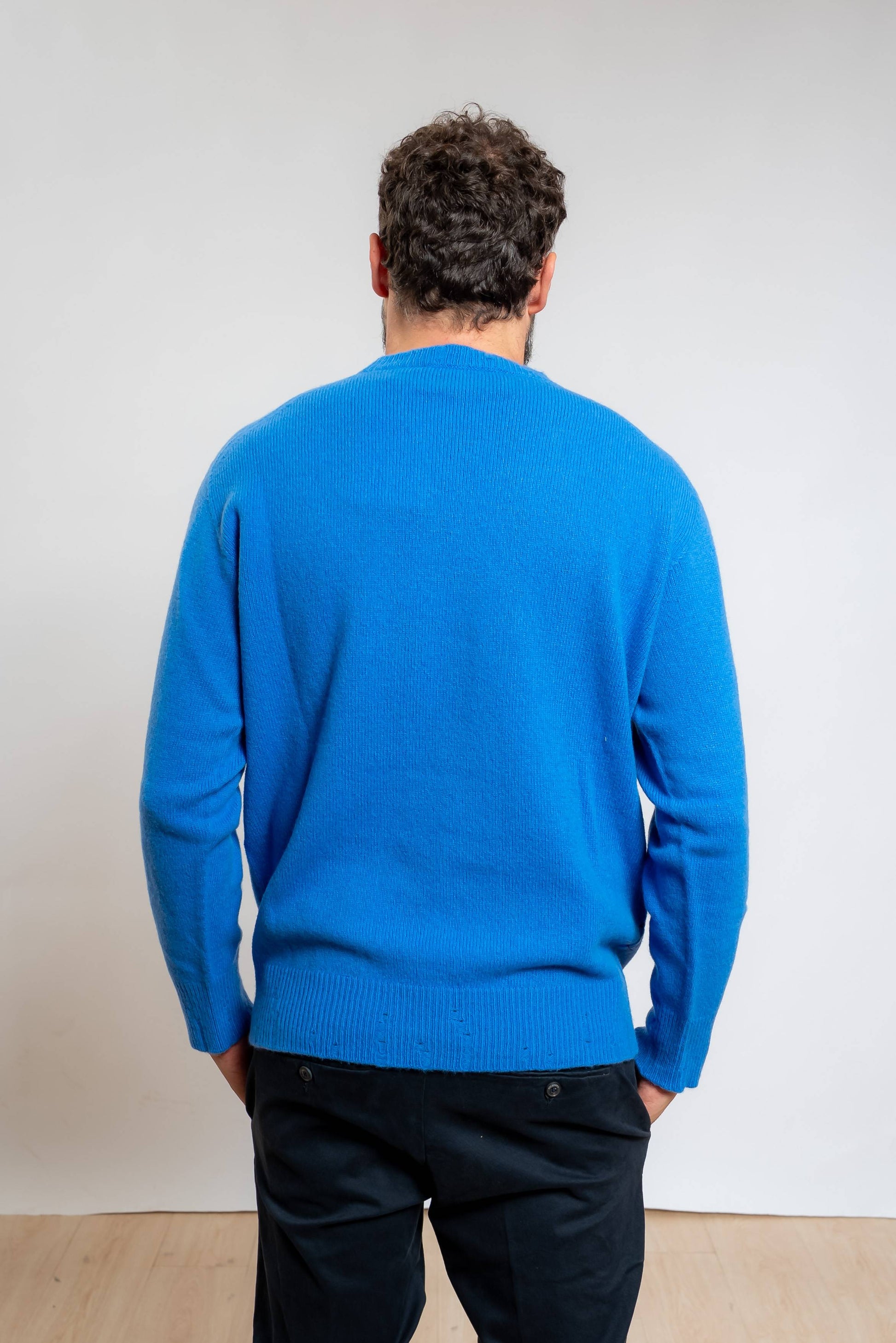 amaranto uomo maglione a girocollo azzurro in lana e cashmere con rotture sugli orli, vista posteriore