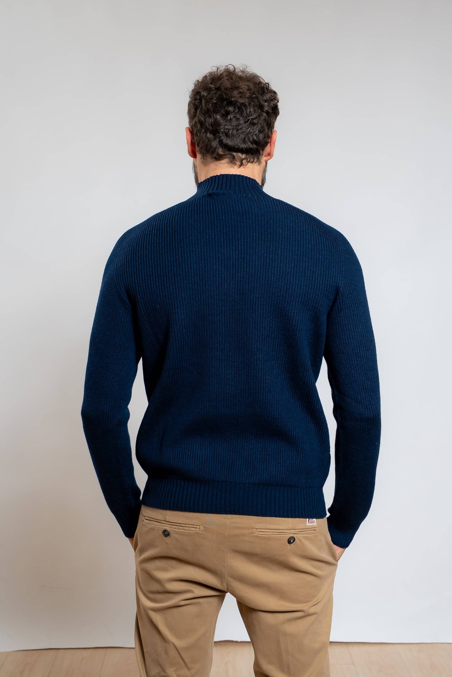 amaranto maglione a costine in lana blu con collo in piedi in pura lana, vista posteriore