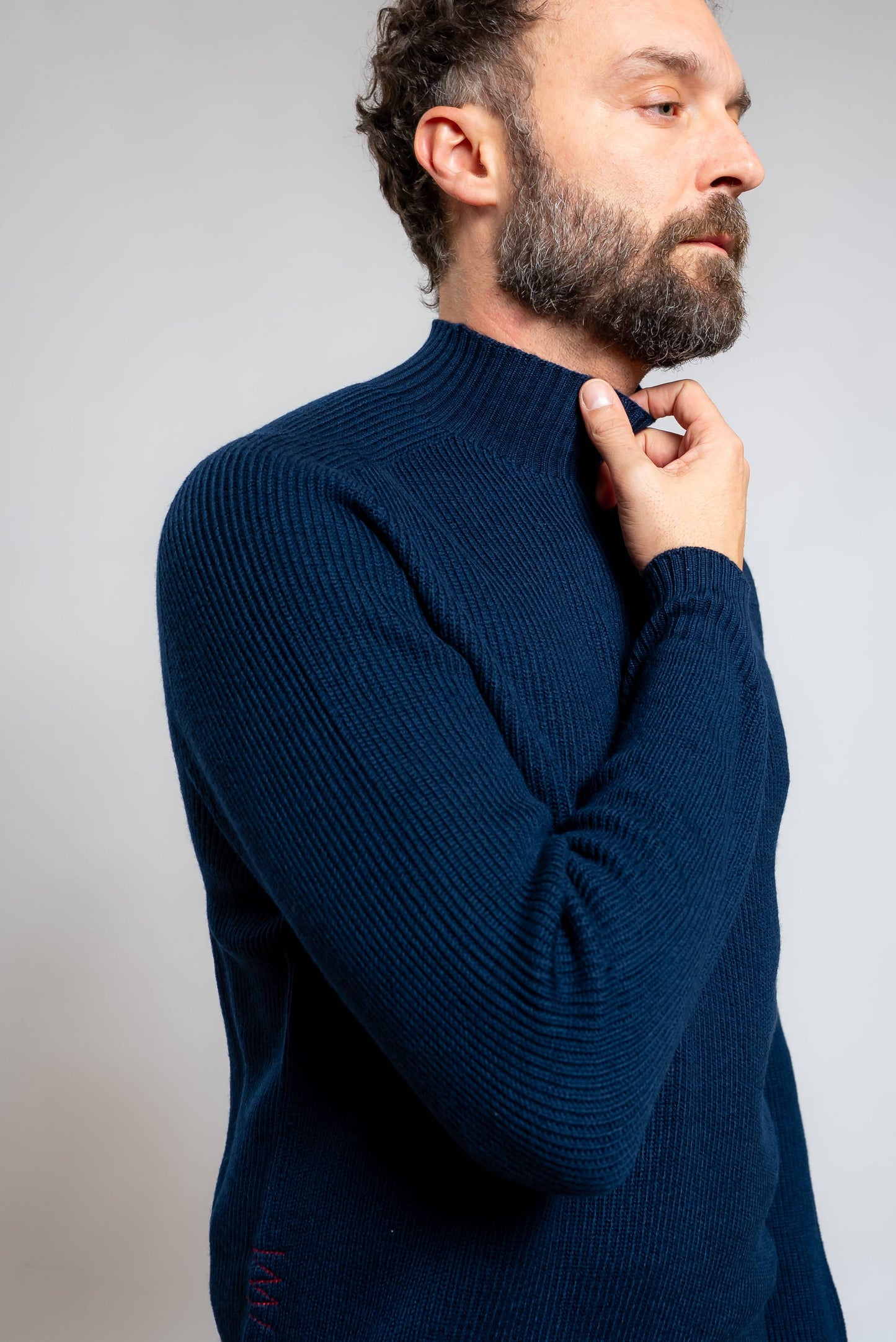 dettaglio del collo in piedi sul maglione a costine in lana blu di amaranto