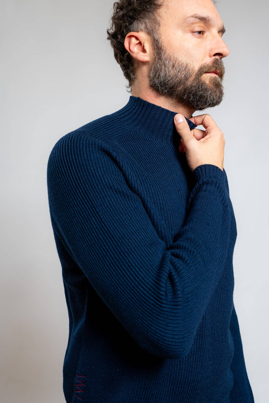 dettaglio del collo in piedi sul maglione a costine in lana blu di amaranto