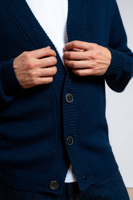 dettaglio della chiusura a bottoni del cardigan in pura lana blu a costine di amaranto