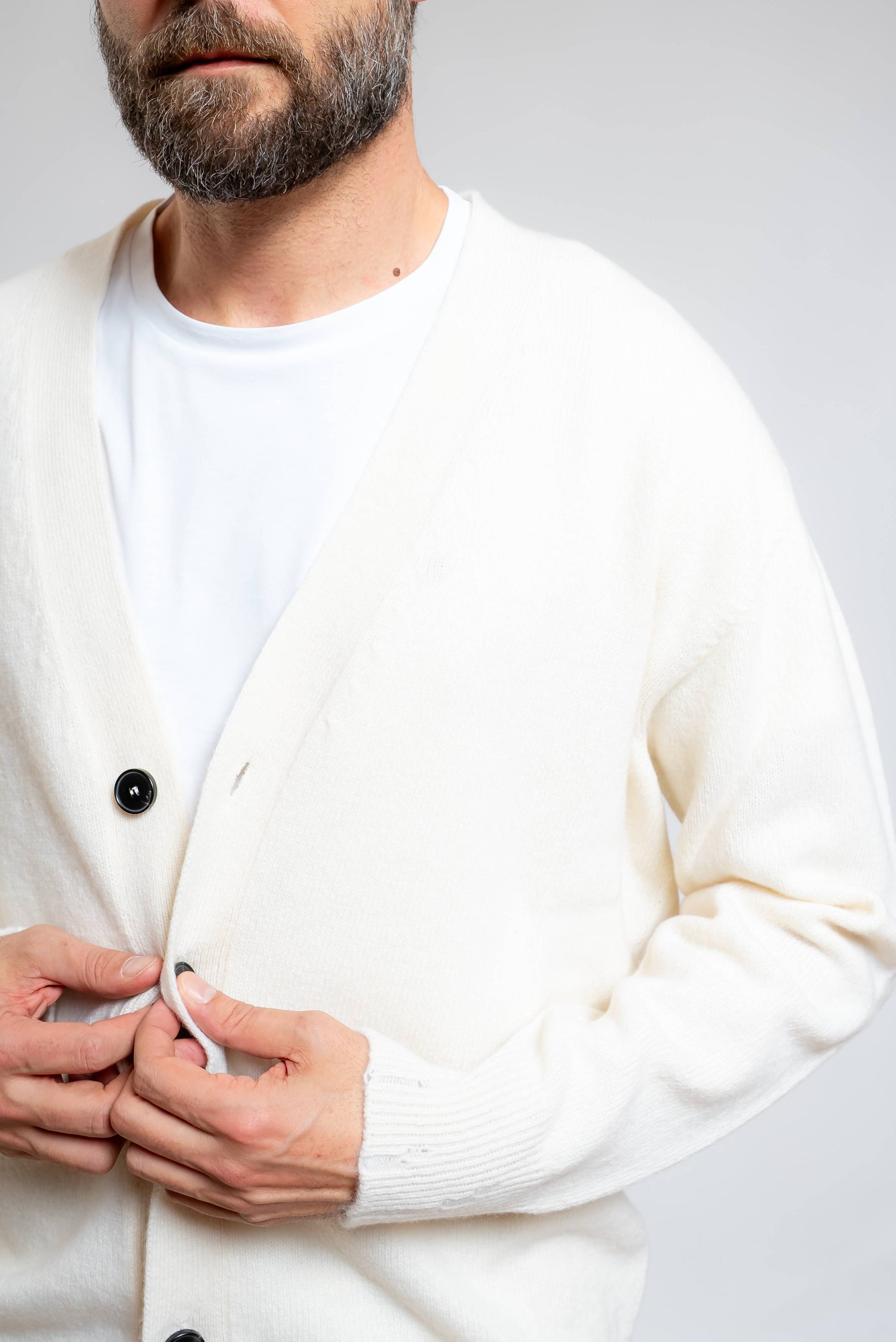 dettaglio dello scollo a v sul cardigan in lana e cashmere panna di amaranto