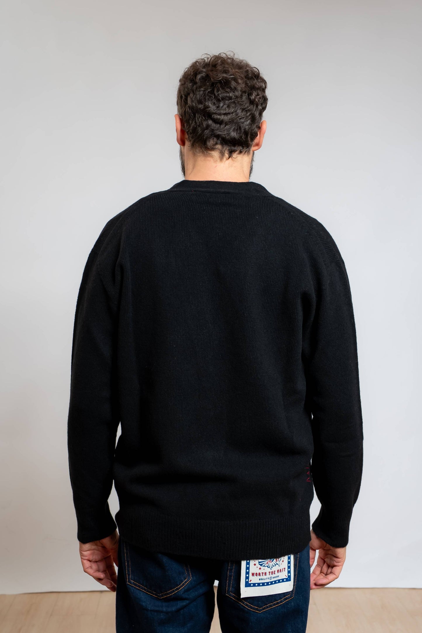 amaranto cardigan in lana e cashmere panna con scollo a v e rotture sugli orli, vista posteriore