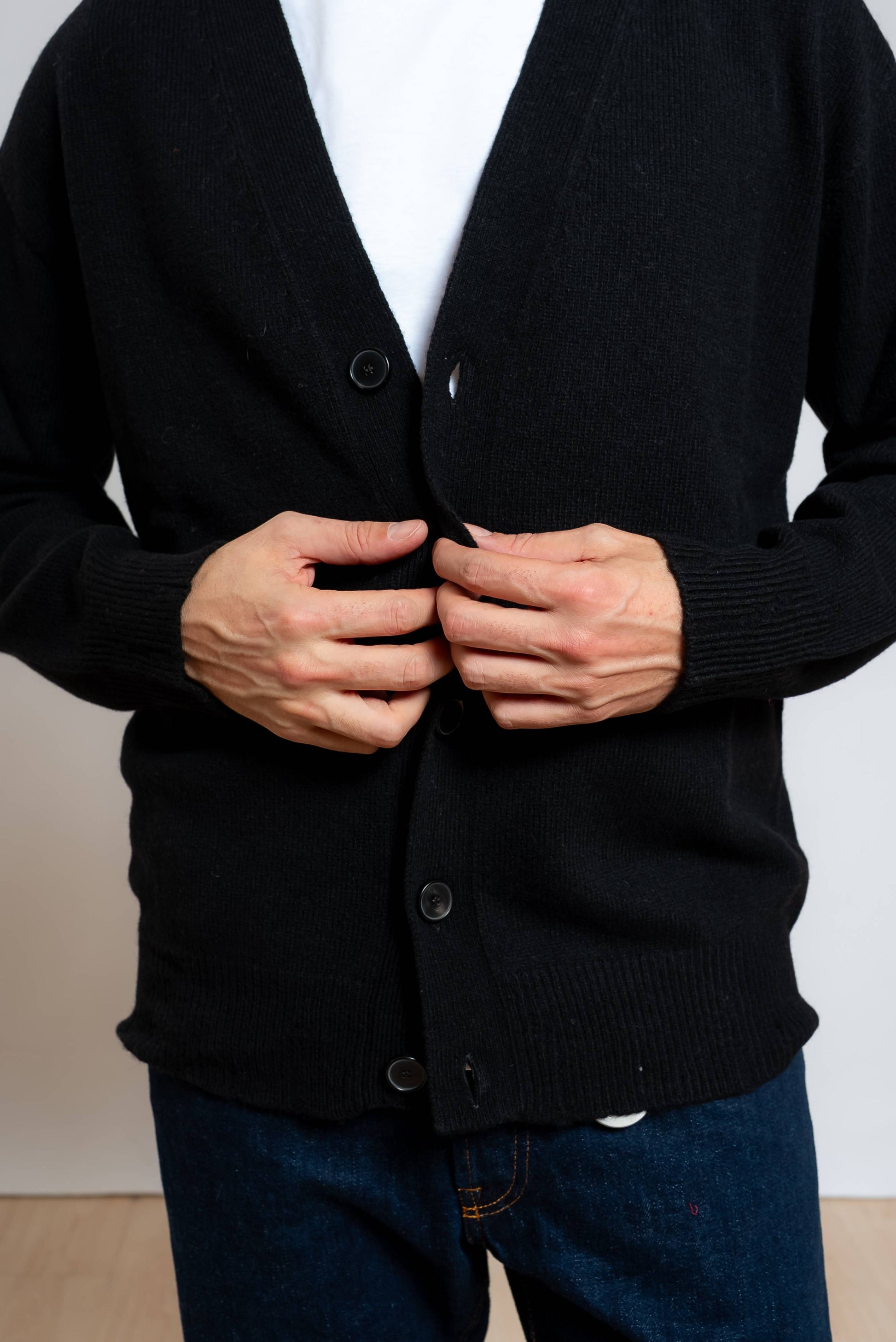 dettaglio chiusura con bottoni e scollo a v del cardigan di amaranto in lana e cashmere nero