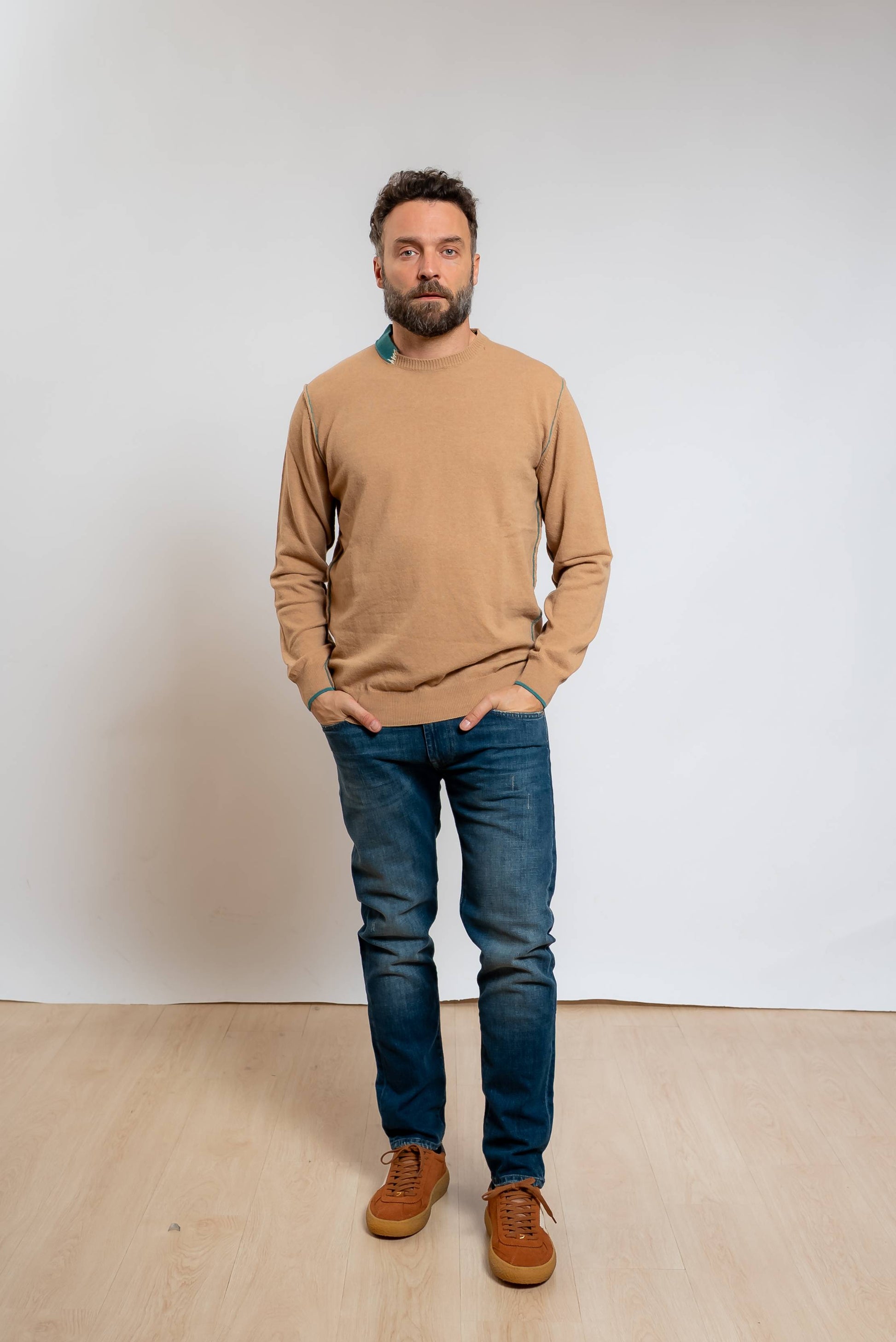 bob company maglia Aric beige in misto lana con dettagli a contrasto verdi abbinata ad un jeans blu e scarpe marroni