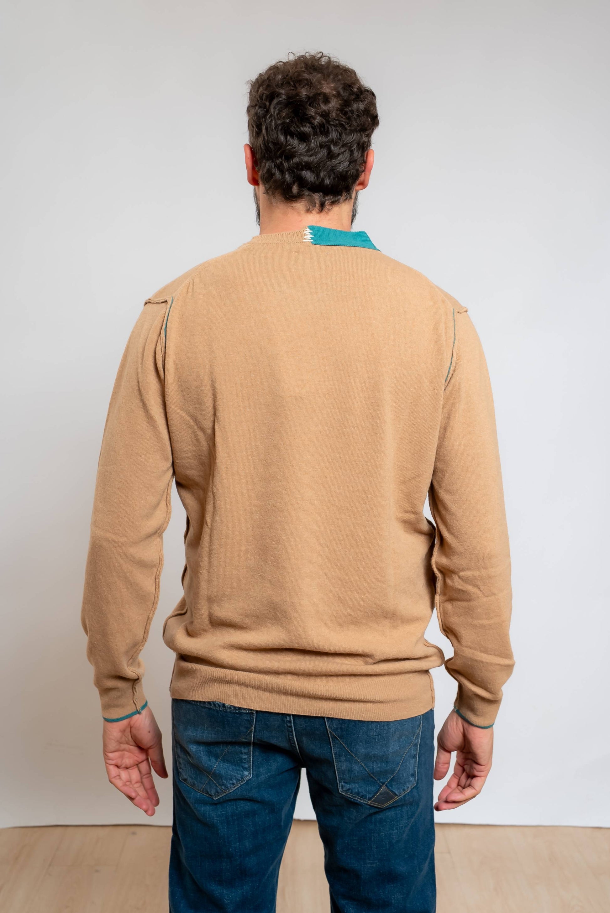 bob company maglia Aric beige in misto lana con dettagli a contrasto verdi, vista posteriore