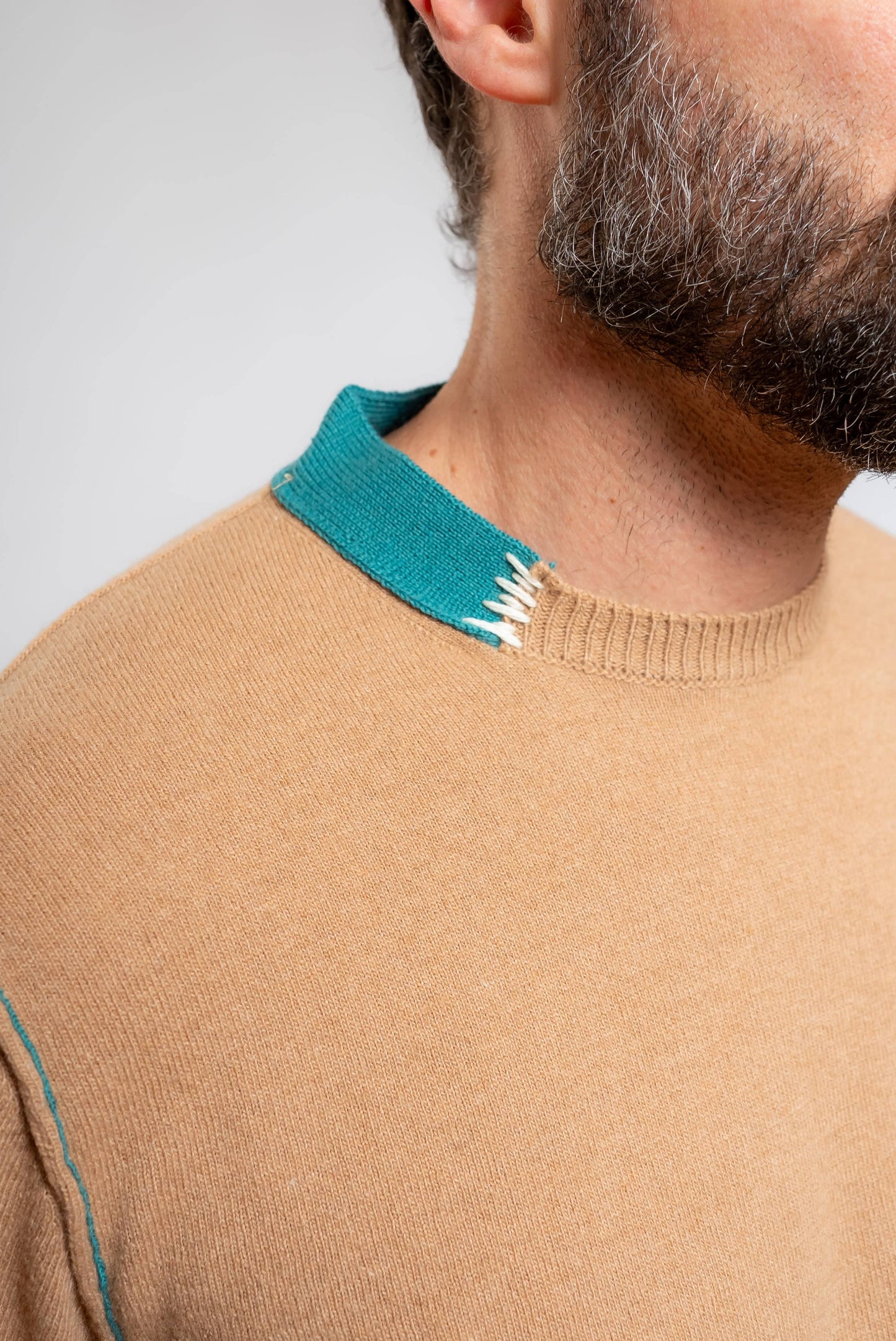 dettaglio degli inserti verdi e ricami sulla maglia Aric beige in misto lana di bob company