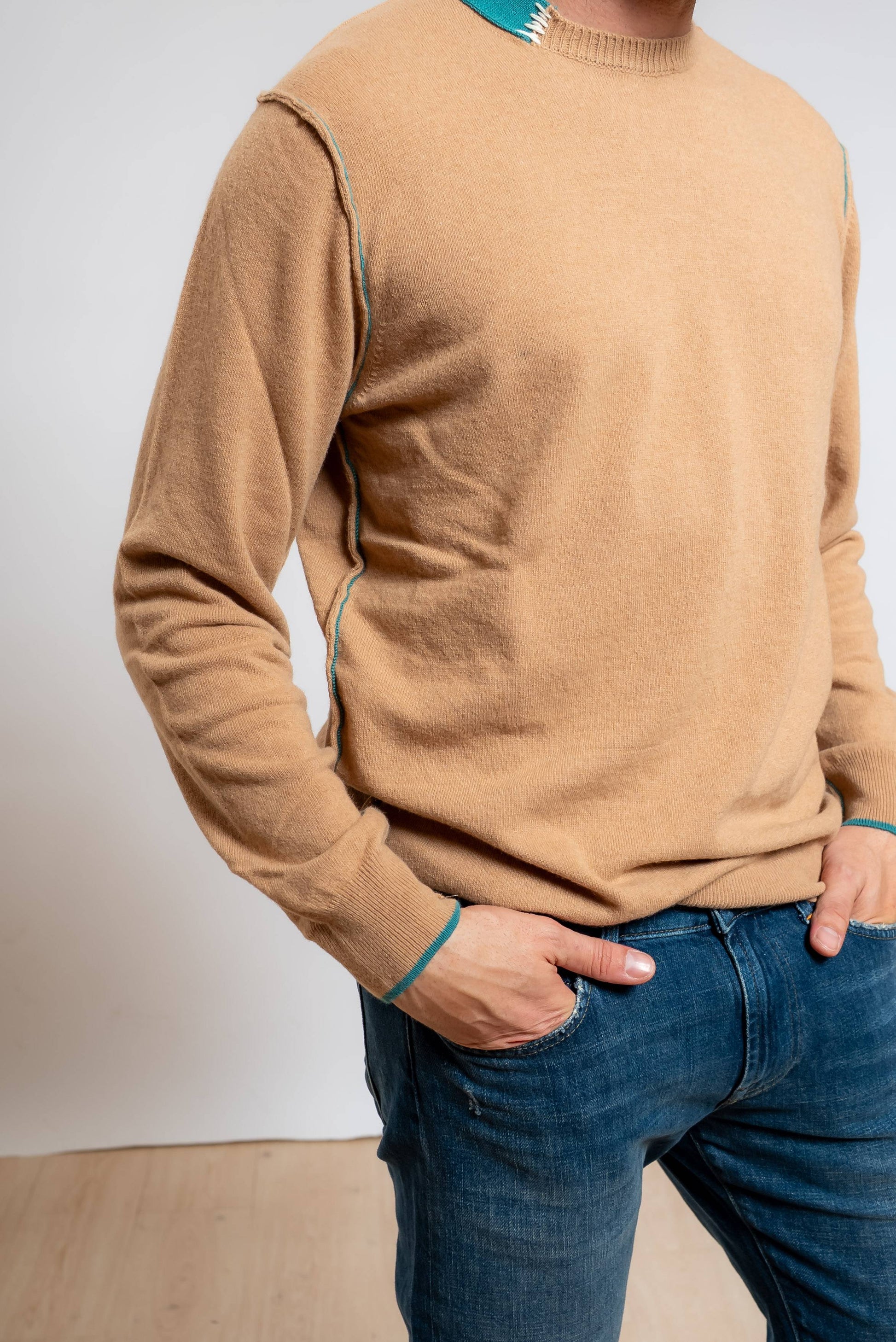 bob company maglia Aric beige in misto lana con dettagli a contrasto verdi, vista laterale