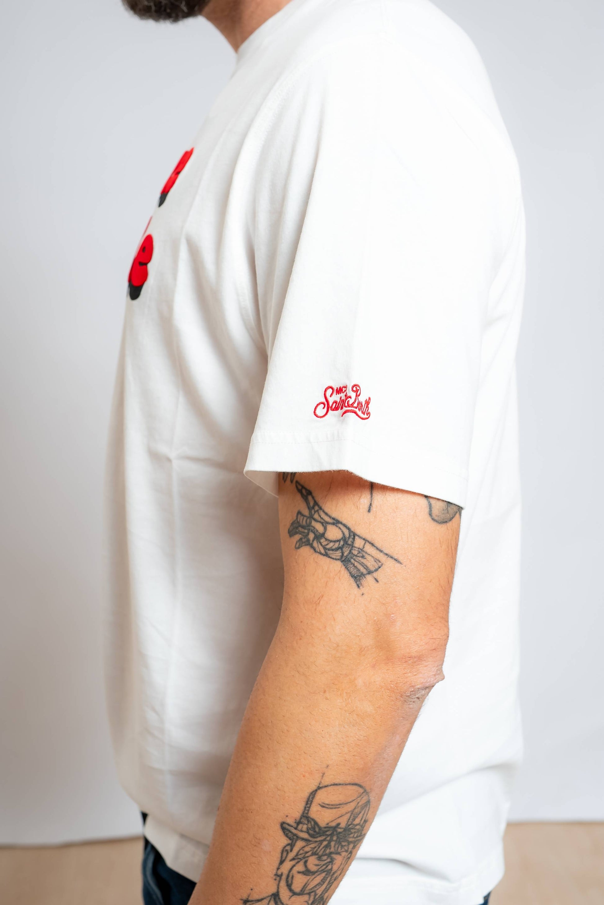 dettaglio del logo mc2 saint barth ricamato sulla manica della t-shirt bianca arnott warm da uomo