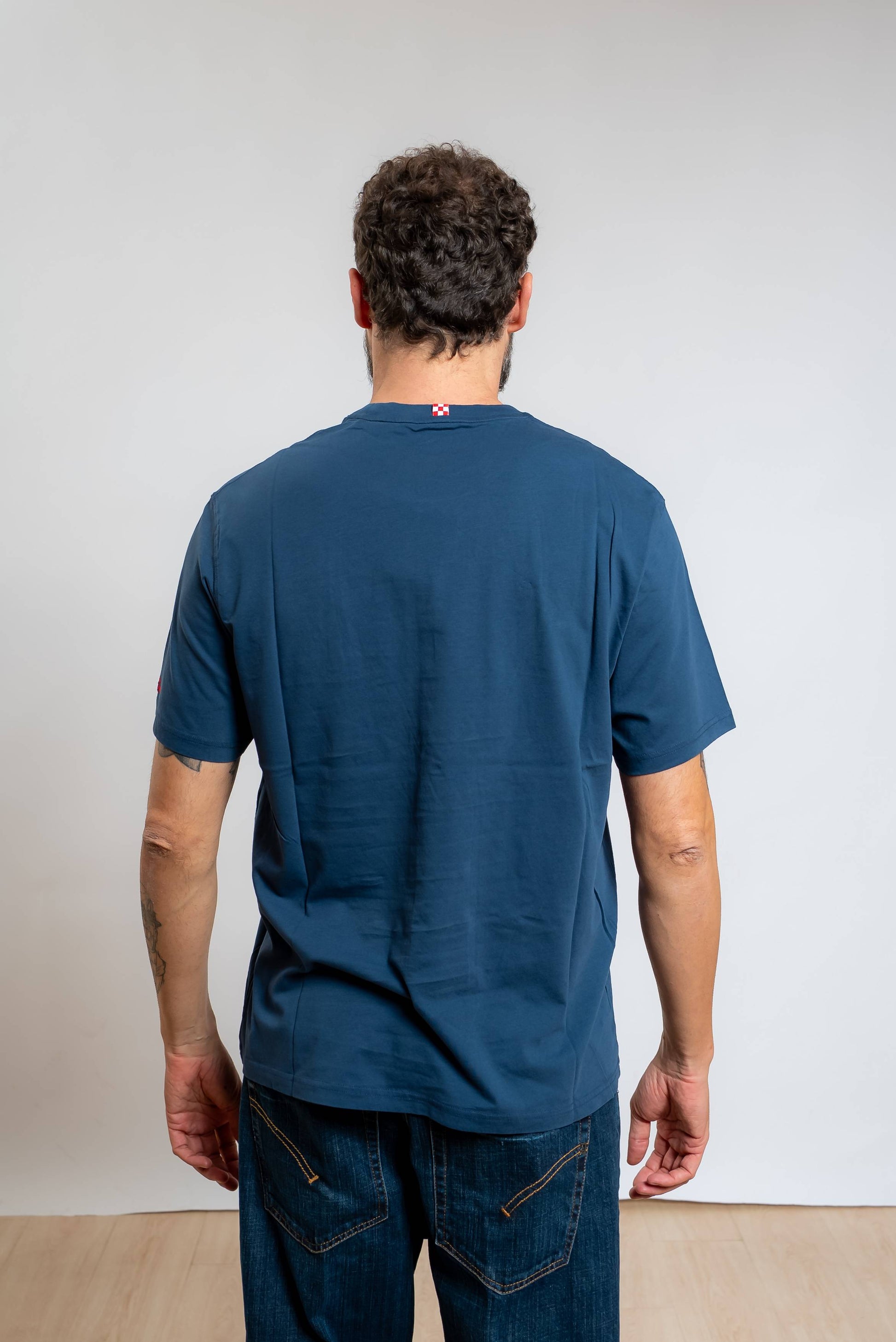 mc2 saint barth uomo t-shirt Arnott Warm Vacanze di natale con logo ricamato sulla manica, vista posteriore