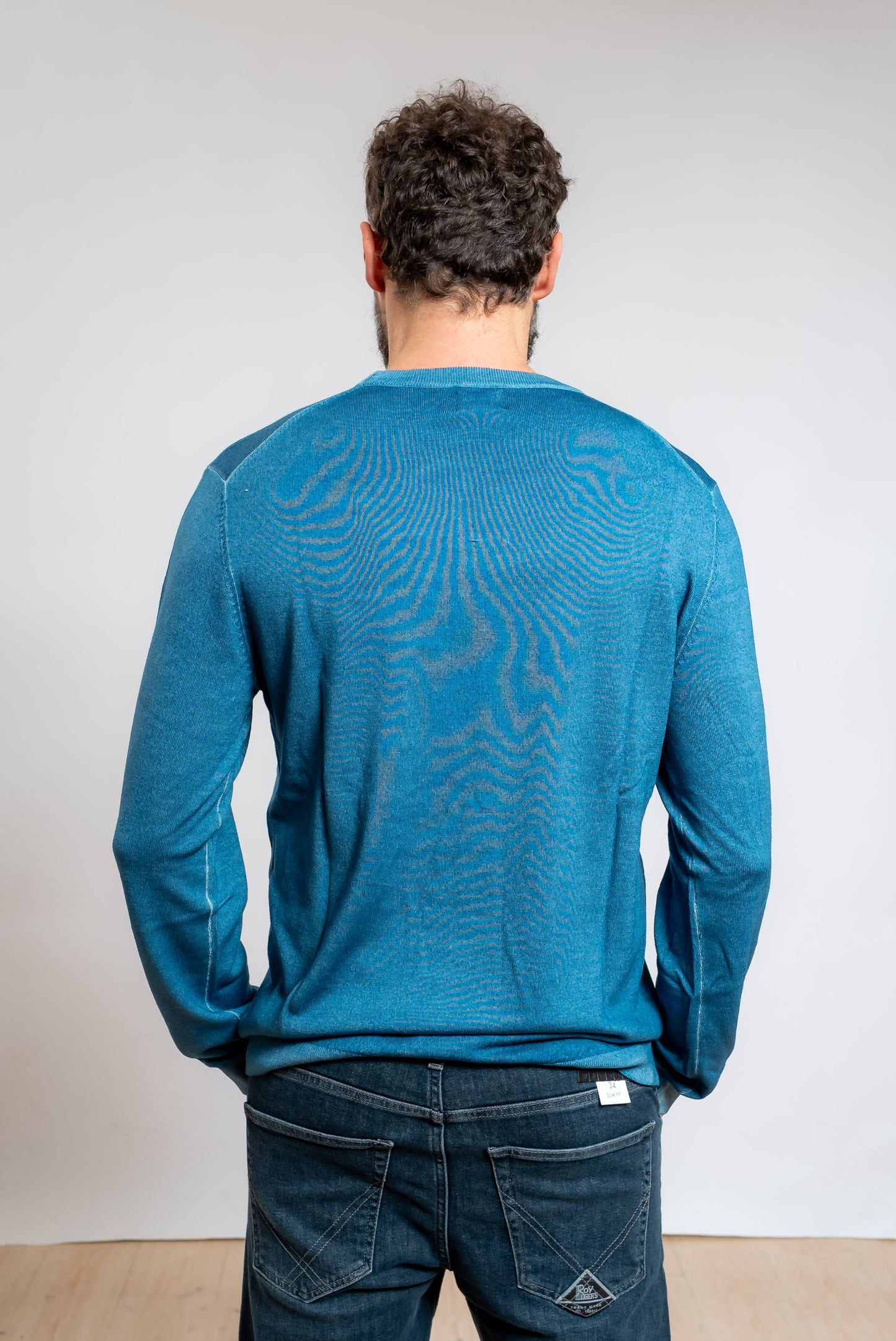 sun68 uomo maglia a girocollo in lana merino azzurra con effetto vintage, vista posteriore