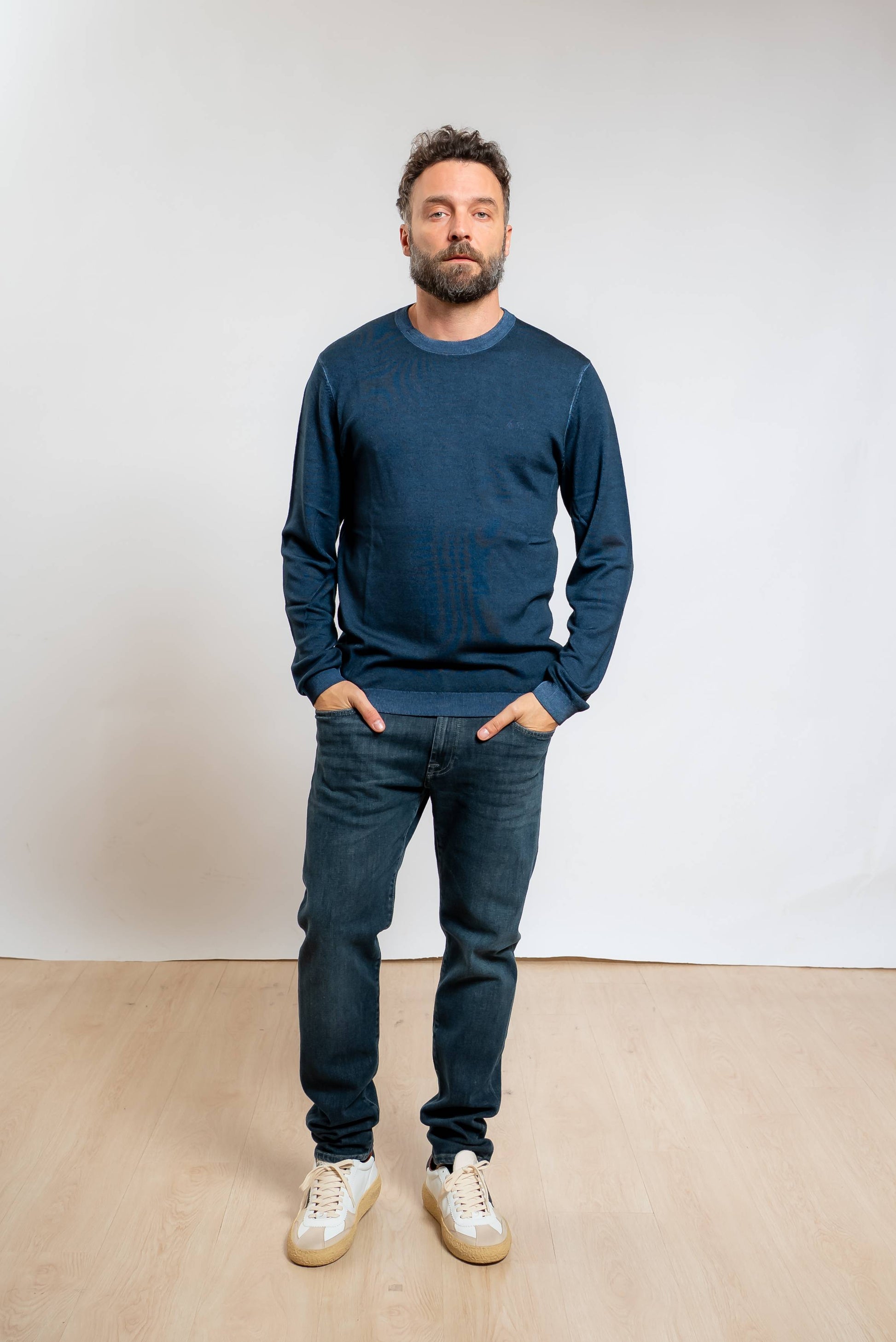 sun68 maglia da uomo a girocollo in lana merino blu con effetto vintage abbinata a jeans e sneakers 