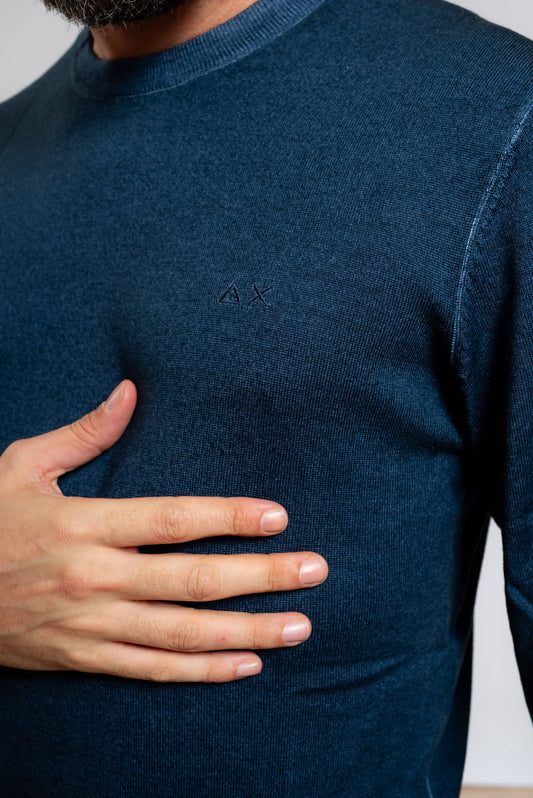 dettaglio del logo sun68 ricamato sulla maglia da uomo a girocollo in lana merino blu con effetto vintage