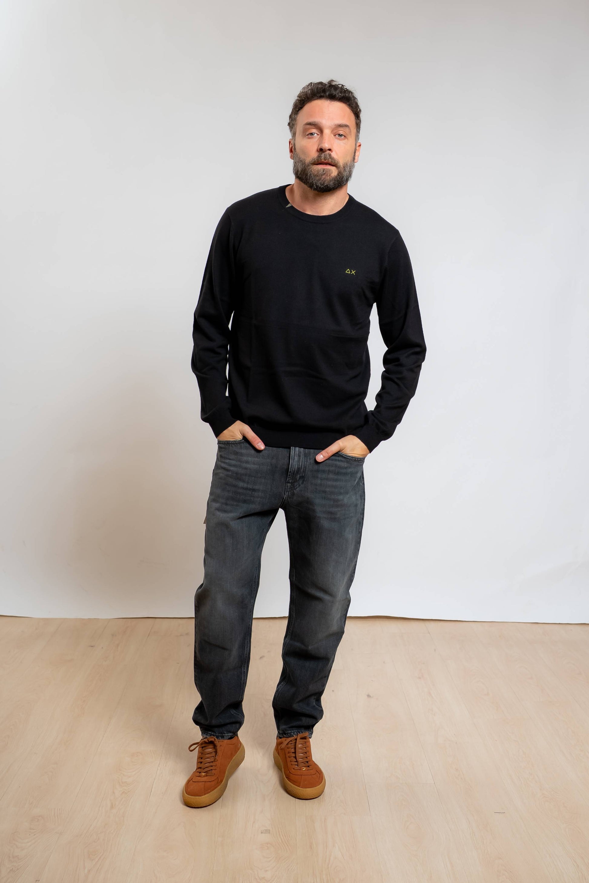 sun68 uomo maglia basc nera in misto lana merino e cotone con dettagli gialli ricamati abbinati ad un jeans nero e sneakers in pelle marrone