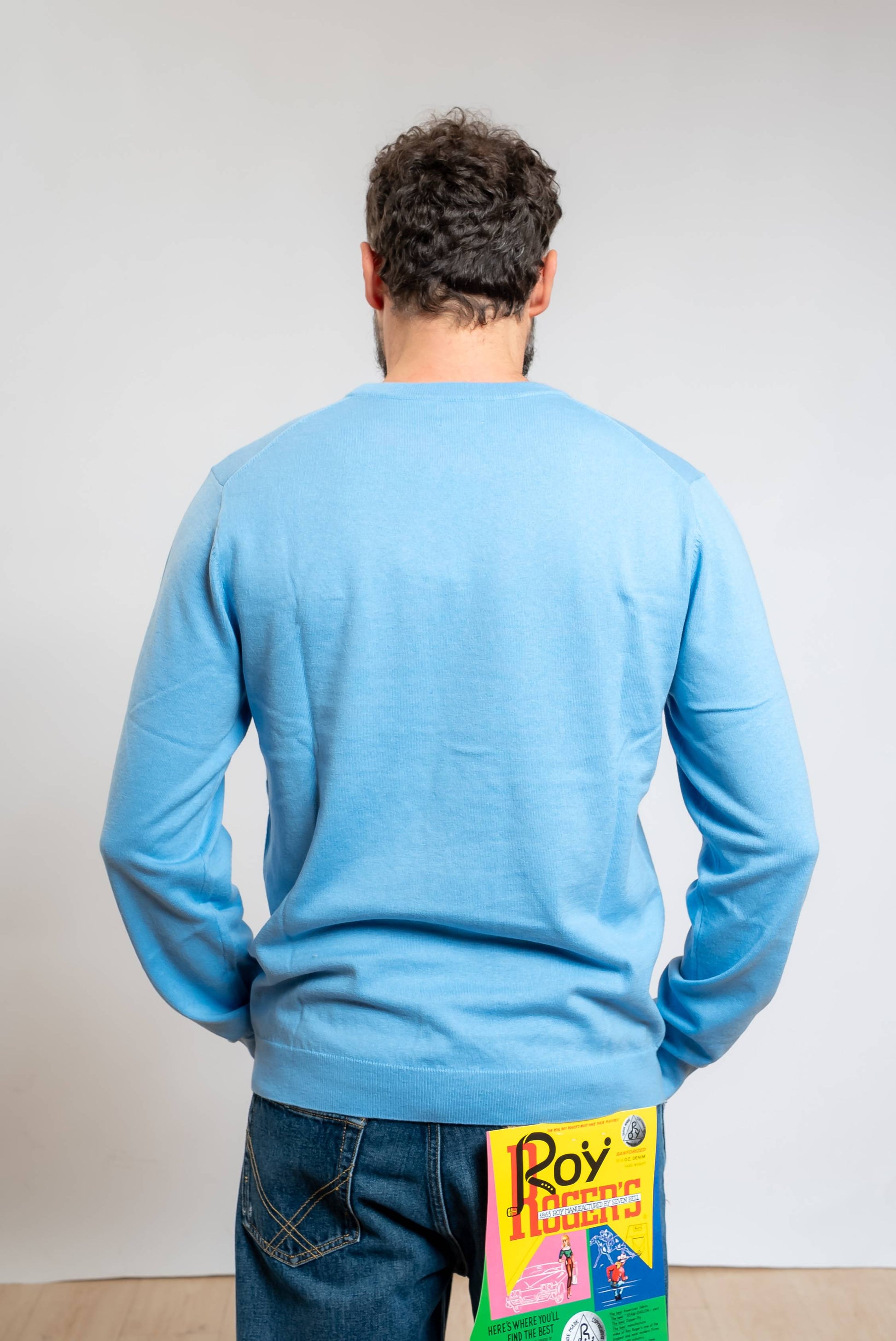 sun68 uomo maglia celeste basic in lana merino e cotone con piccoli ricami sul girocollo, vista posteriore