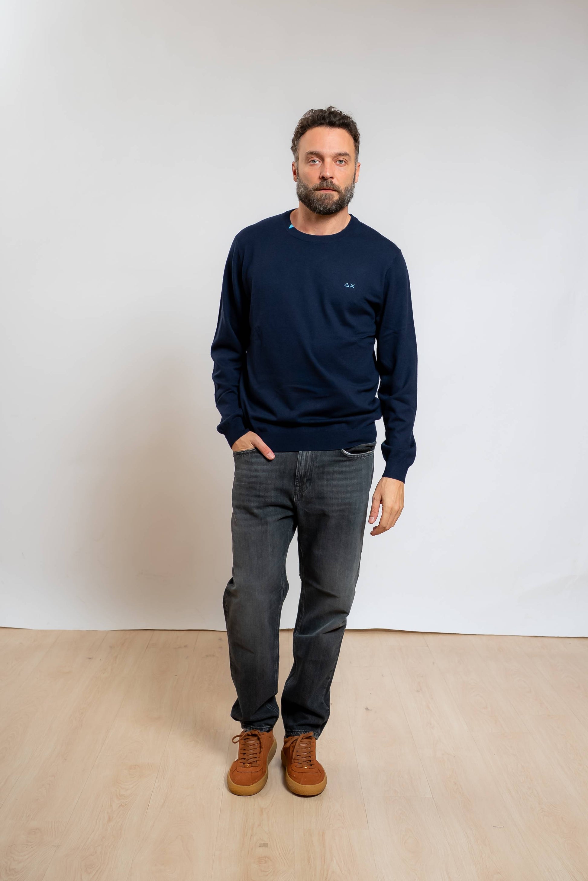 Sun68 maglia da uomo blu in misto lana merino e cotone con ricamo sul girocollo abbinata ad un jeans grigio e sneakers marroni