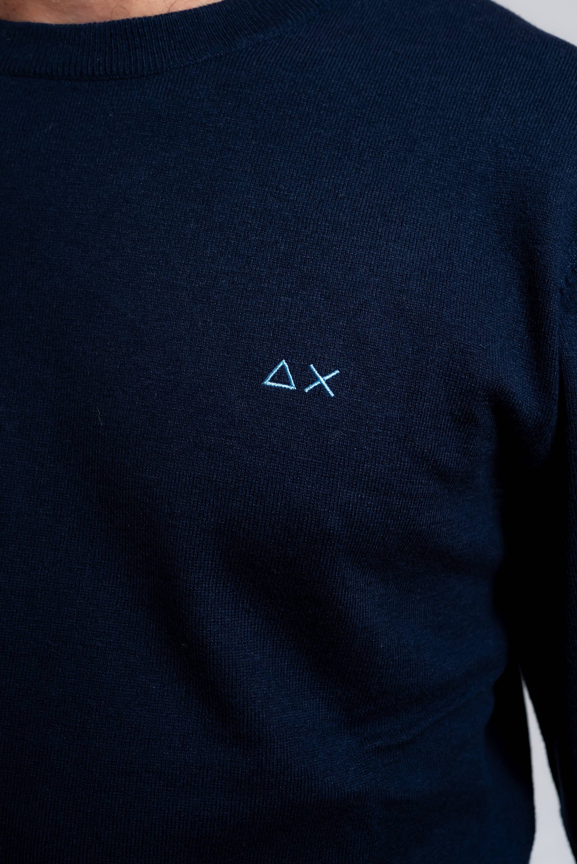 dettaglio del logo sun68 ricamato sul petto sulla maglia blu in lana merino e cotone da uomo