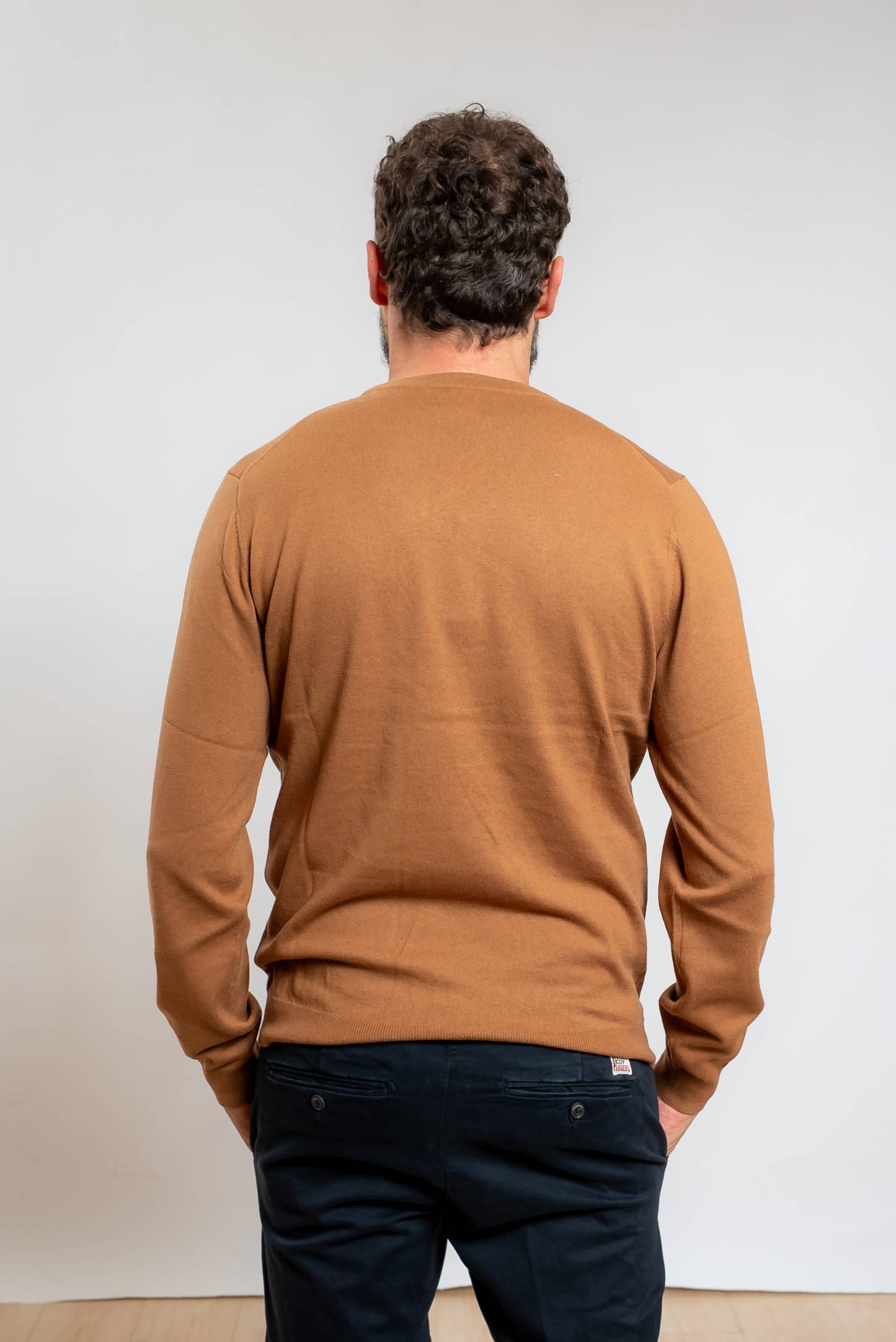 sun68 uomo maglia a girocollo basic in lana merino e cotone marrone con ricami sul girocollo, vista posteriore