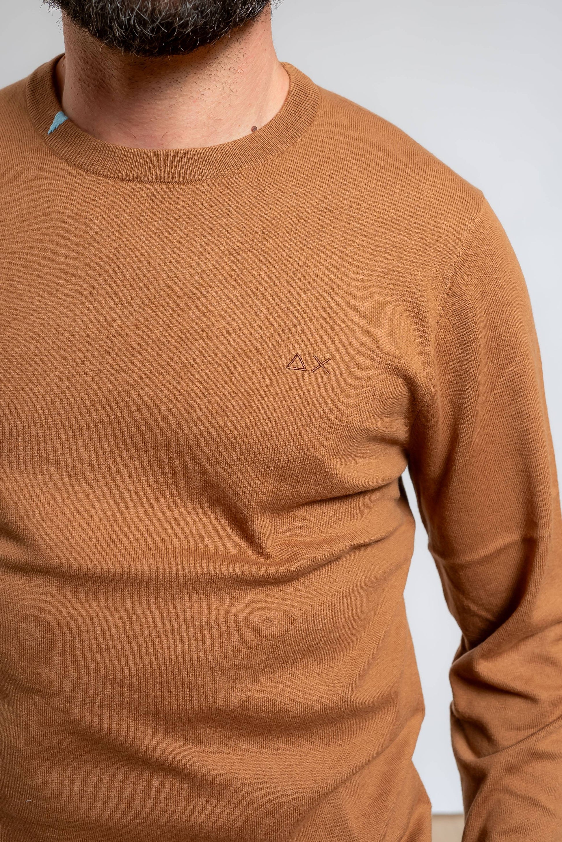 dettaglio del logo sun68 e del ricamo sul girocollo sulla maglia basic in lana merino e cotone marrone