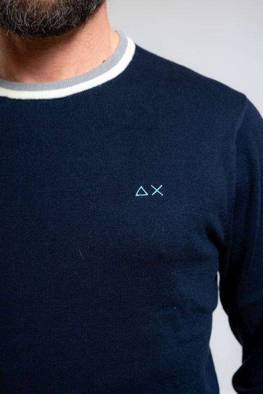 dettaglio del girocollo a righe e del logo sun68 ricamato sul petto sulla maglia stripes da uomo blu navy in lana e cotone