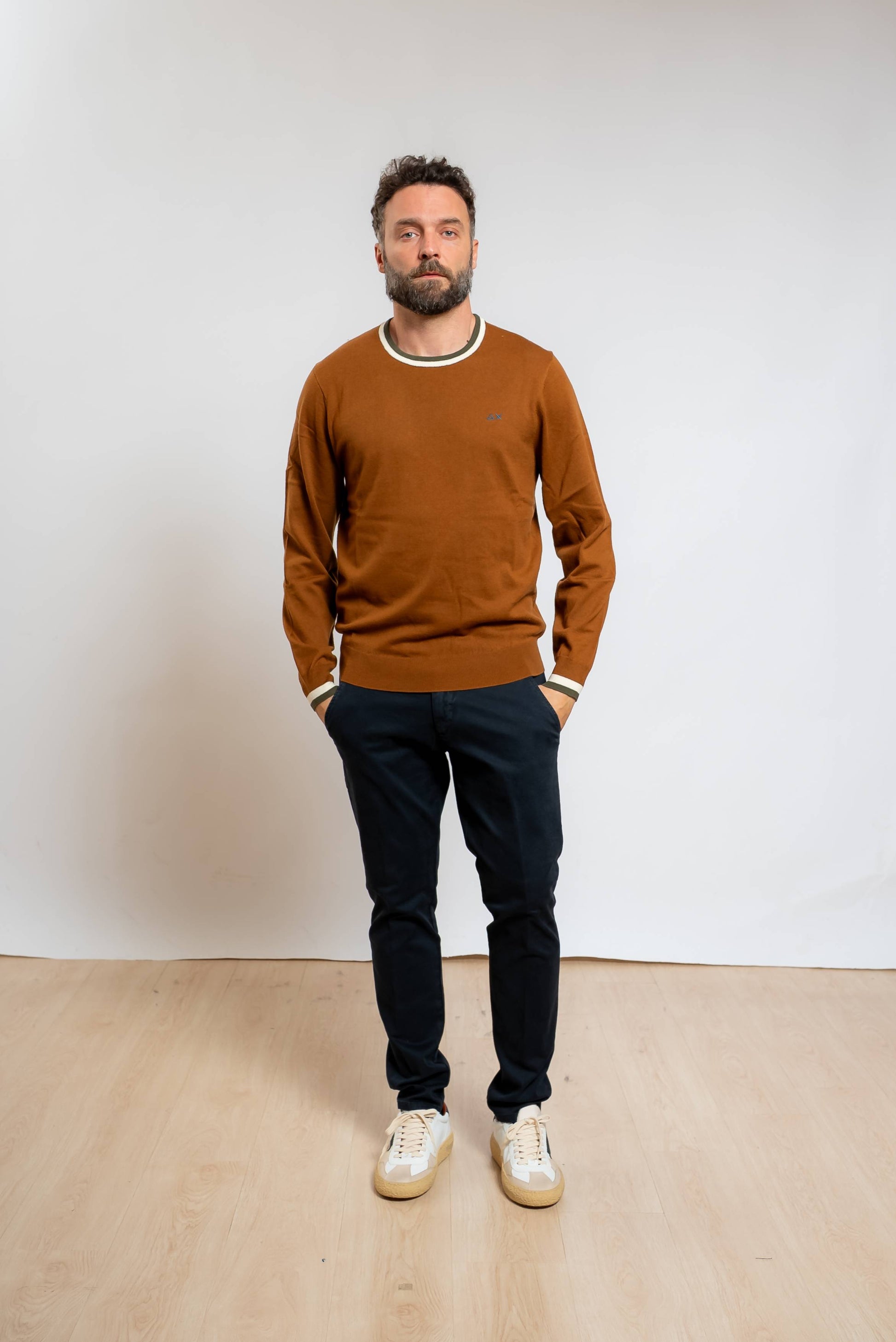 sun68 maglia stripes in lana e cotone marrone con dettagli a righe sul collo e sui polsini abbinata ad un pantalone blu e sneakers bianche