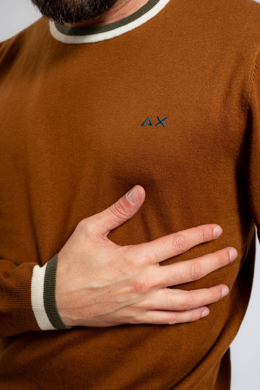 dettaglio del logo sun68 ricamato sul petto e del motivo a righe su colletto e polsini della maglia marrone in misto cotone e lana merino