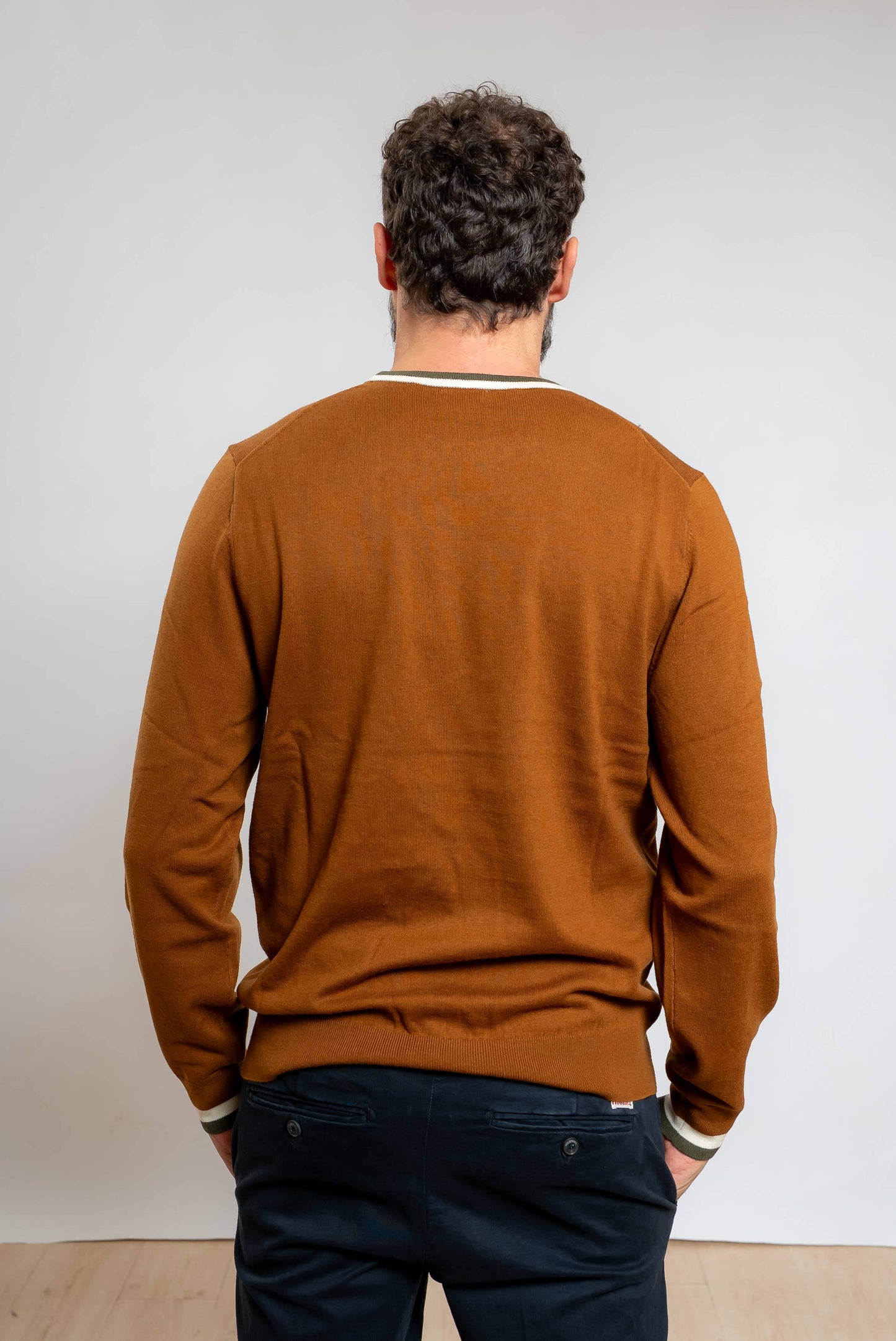 sun68 maglia stripes in lana e cotone marrone con dettagli a righe sul collo e sui polsini, vista posteriore