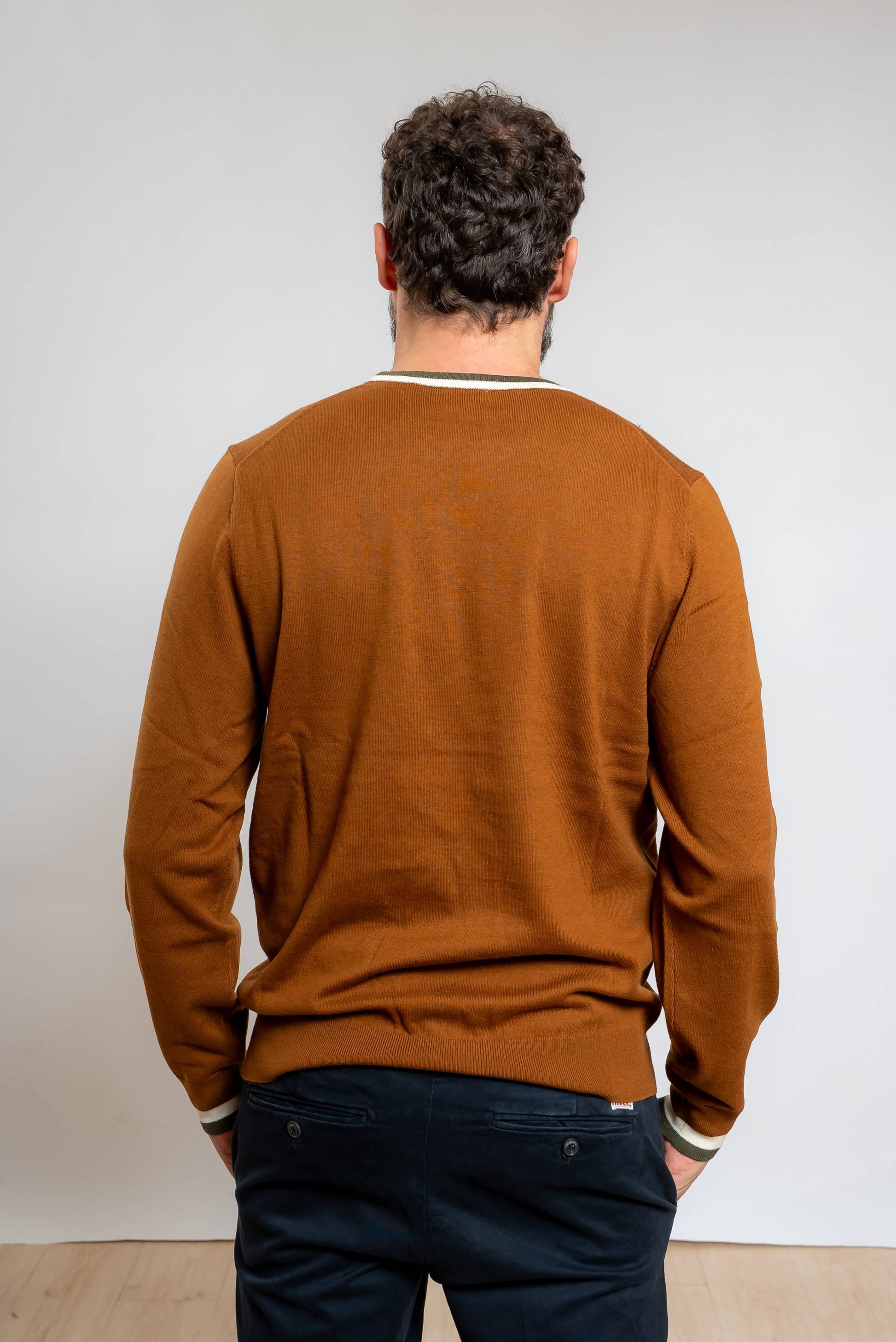 sun68 maglia stripes in lana e cotone marrone con dettagli a righe sul collo e sui polsini, vista posteriore