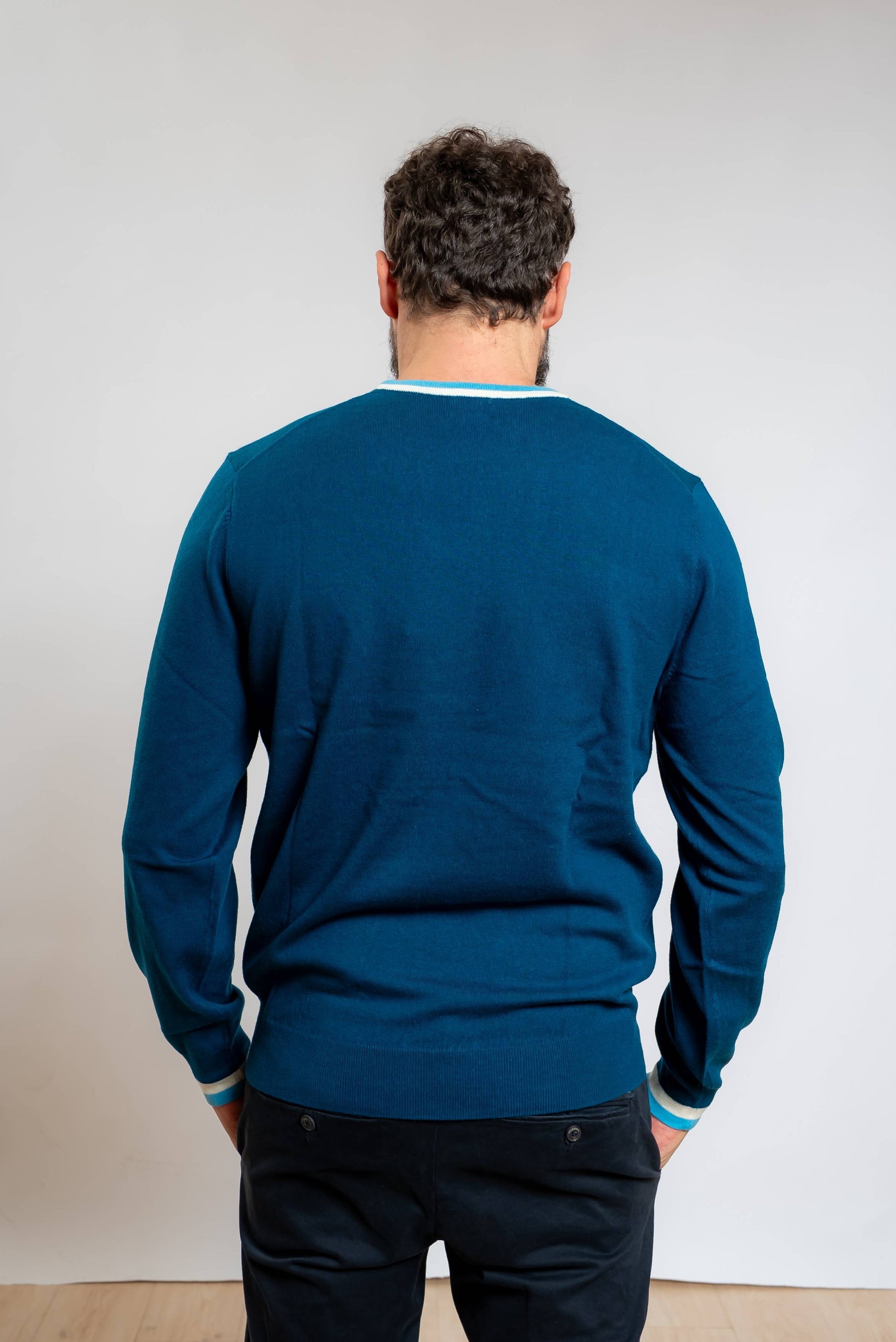 Sun68 uomo maglia stripes in lana e cotone blu petrolio con motivo a righe sul girocollo e polsini, vista posteriore