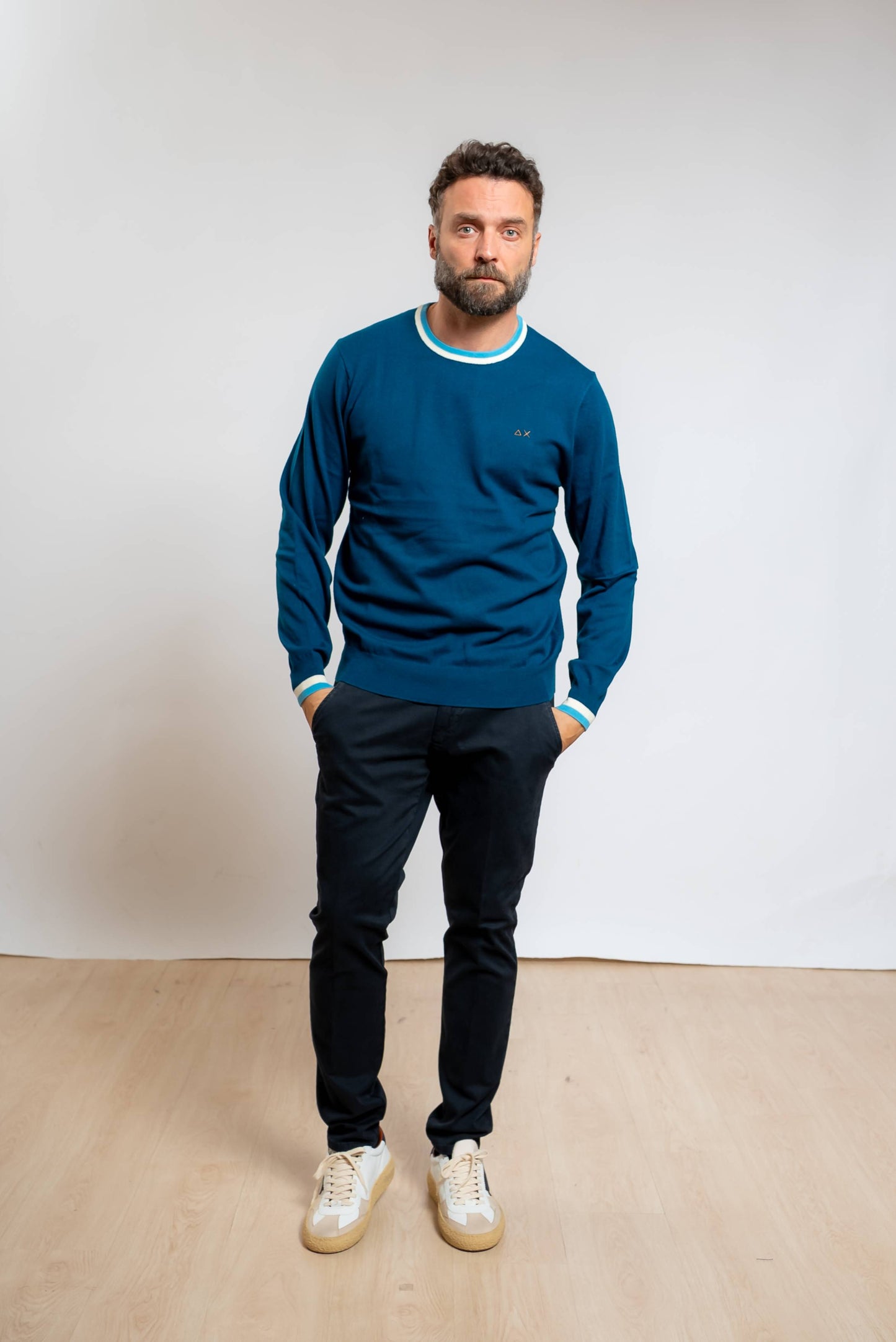 Sun68 uomo maglia stripes in lana e cotone blu petrolio con motivo a righe sul girocollo e polsini abbinata ad un pantalone chino blu e sneakers bianche