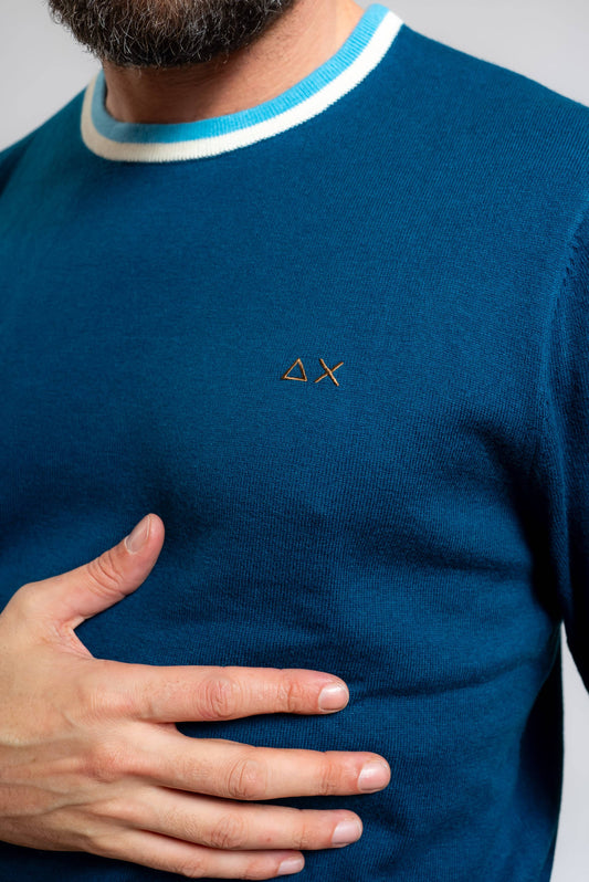 dettaglio del logo sun68 ricamato sul petto della maglia blu in lana merino e cotone