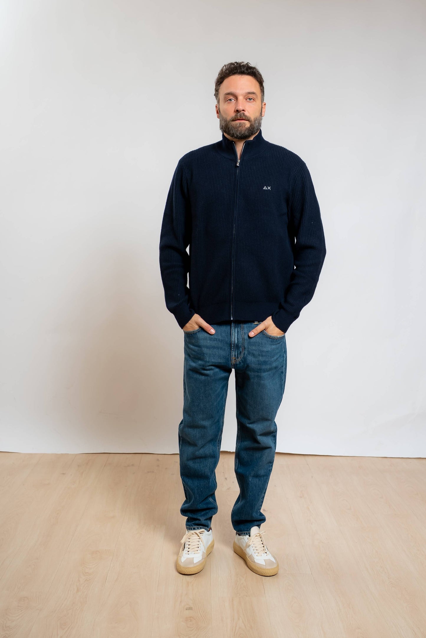 sun68 cardigan a collo alto da uomo a costa inglese in misto lana merino e cashmere blu con zip abbinato ad un jeans e sneakers