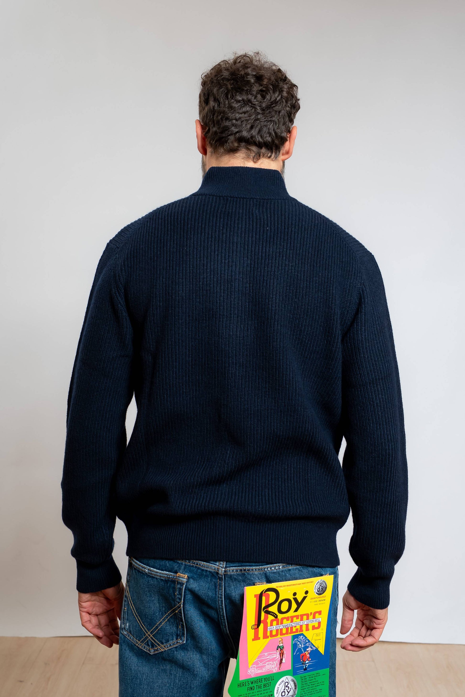 sun68 cardigan a collo alto da uomo a costa inglese in misto lana merino e cashmere blu con zip, vista posteriore