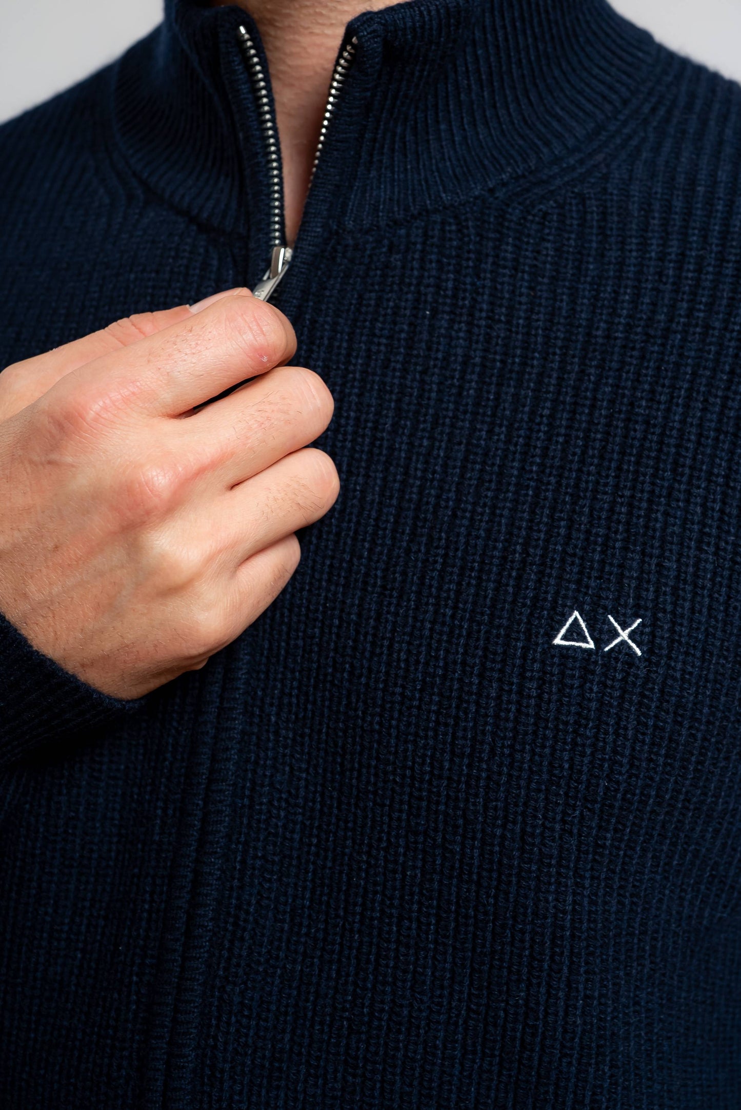 dettaglio della chiusura con zip e del logo sun68 ricamato sul petto del maglione blu a costa inglese in lana e cashmere